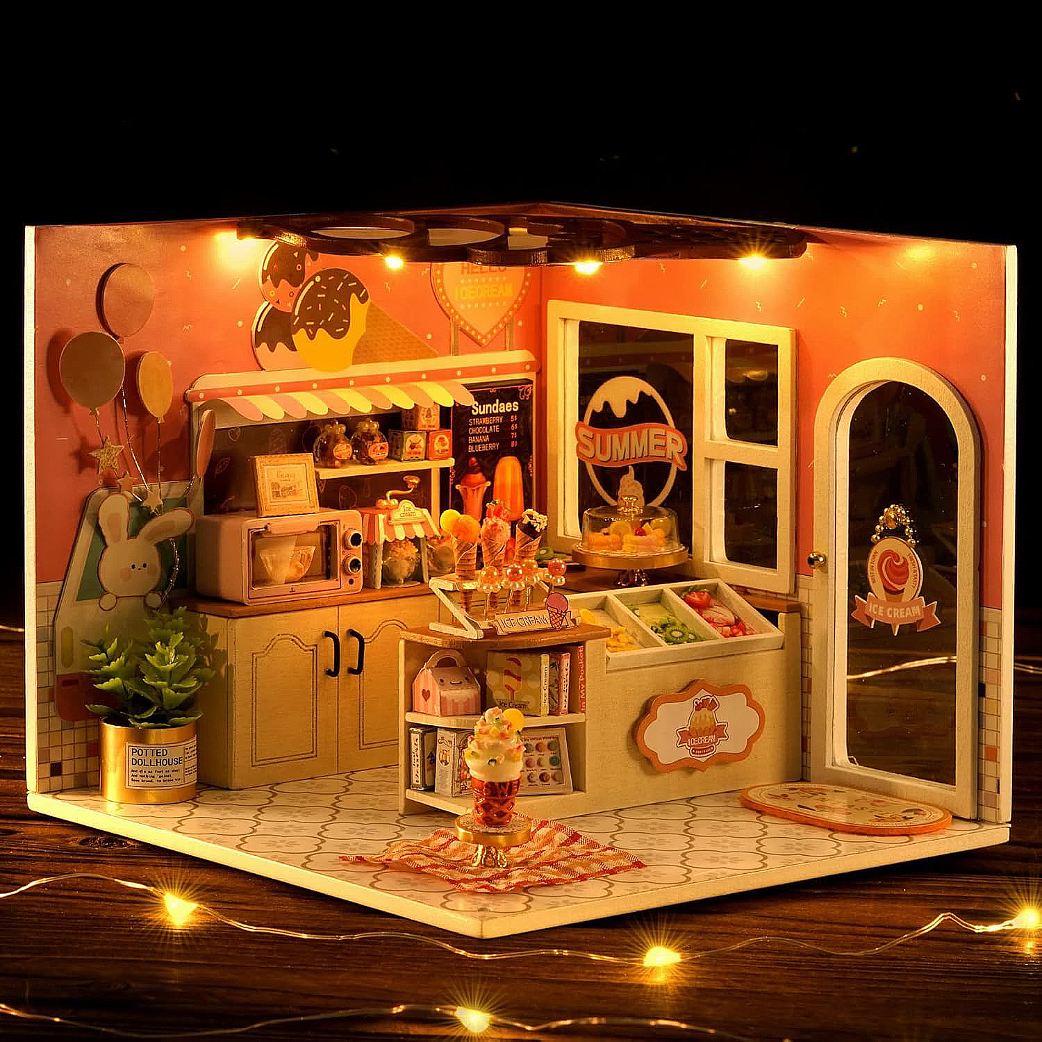 Un minimarket di gelati con decorazioni dettagliate e display di gelati.