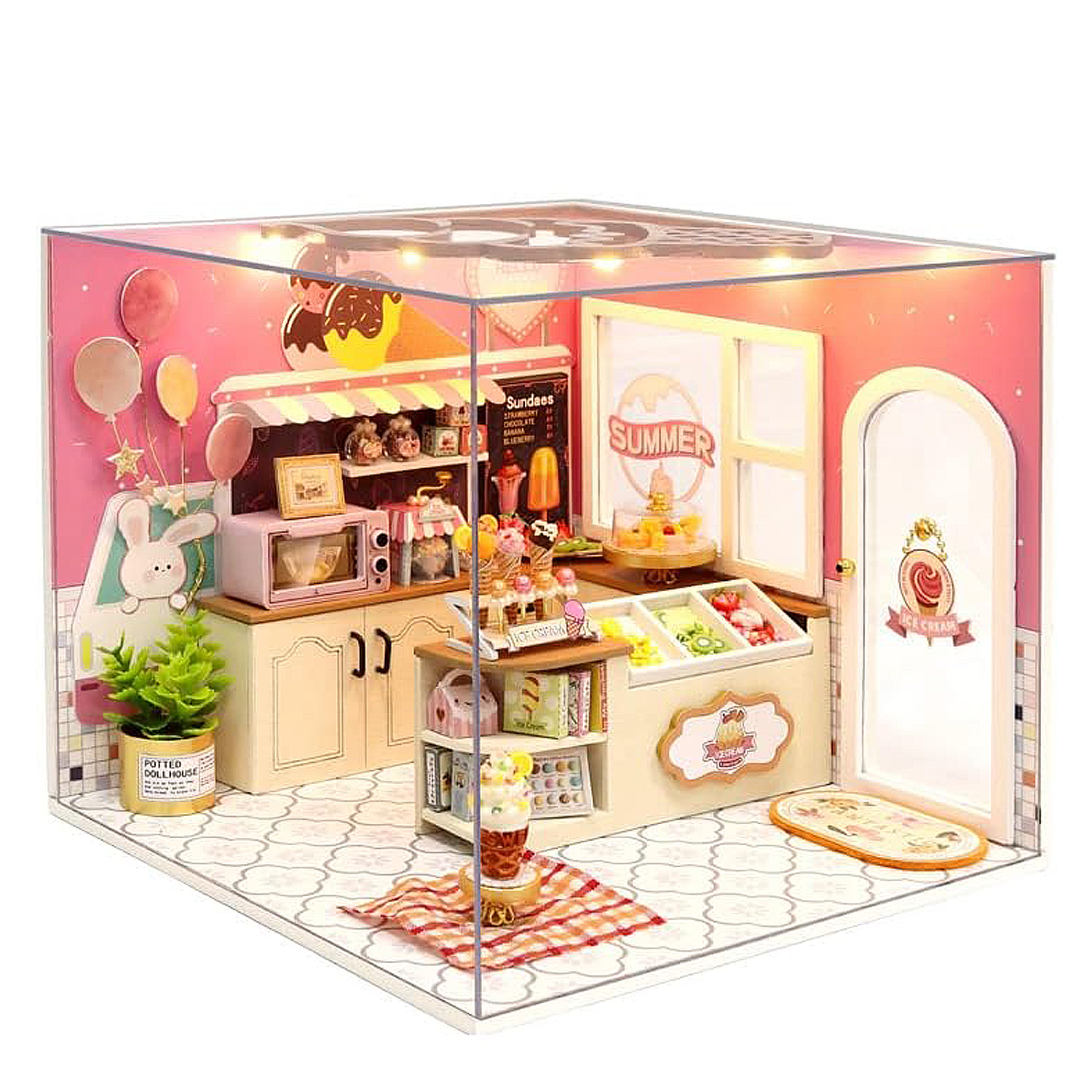 Mini gelateria con pareti rosa, vaschette per gelato, porta e decorazioni.