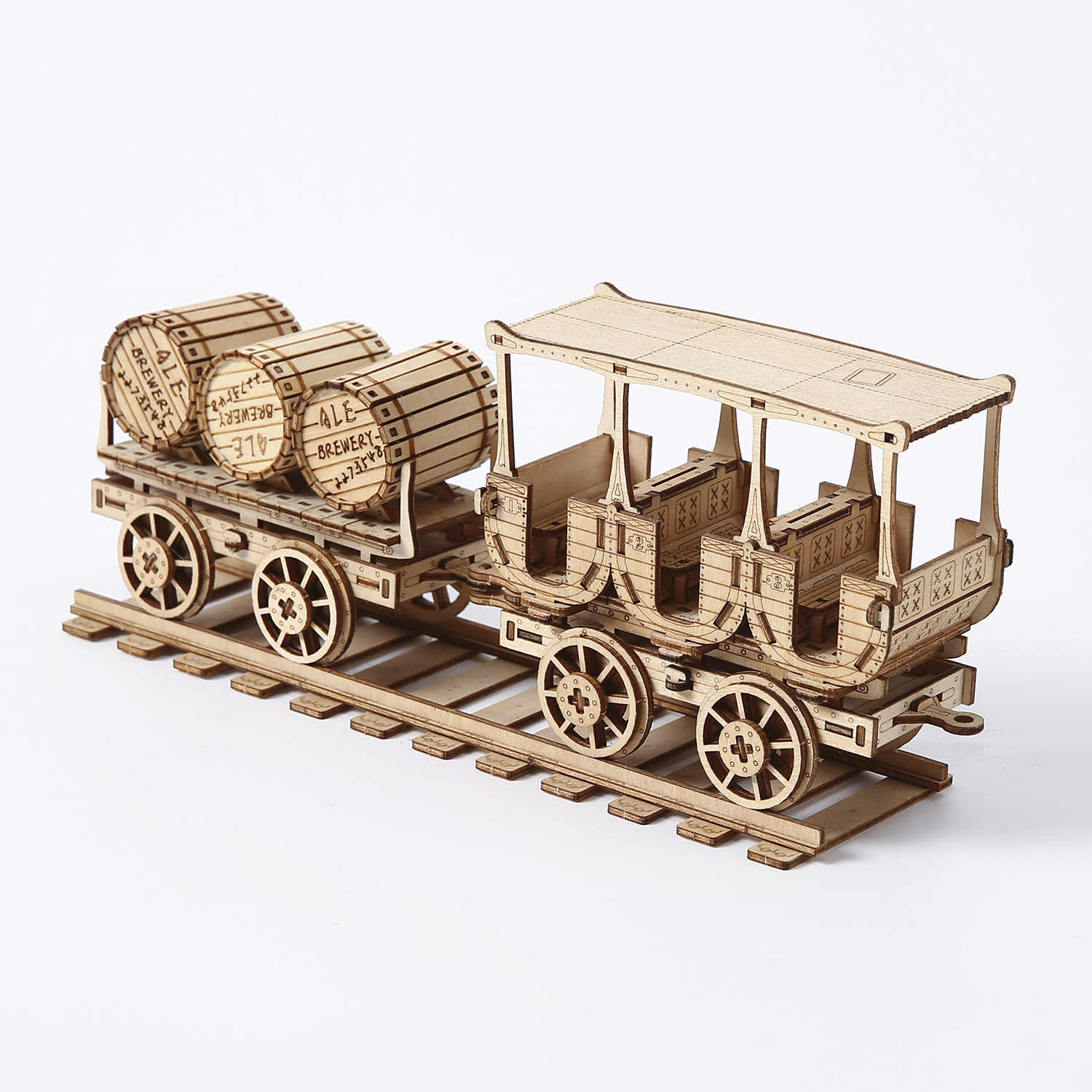 Treno modello in legno con botti e sedili su binari.