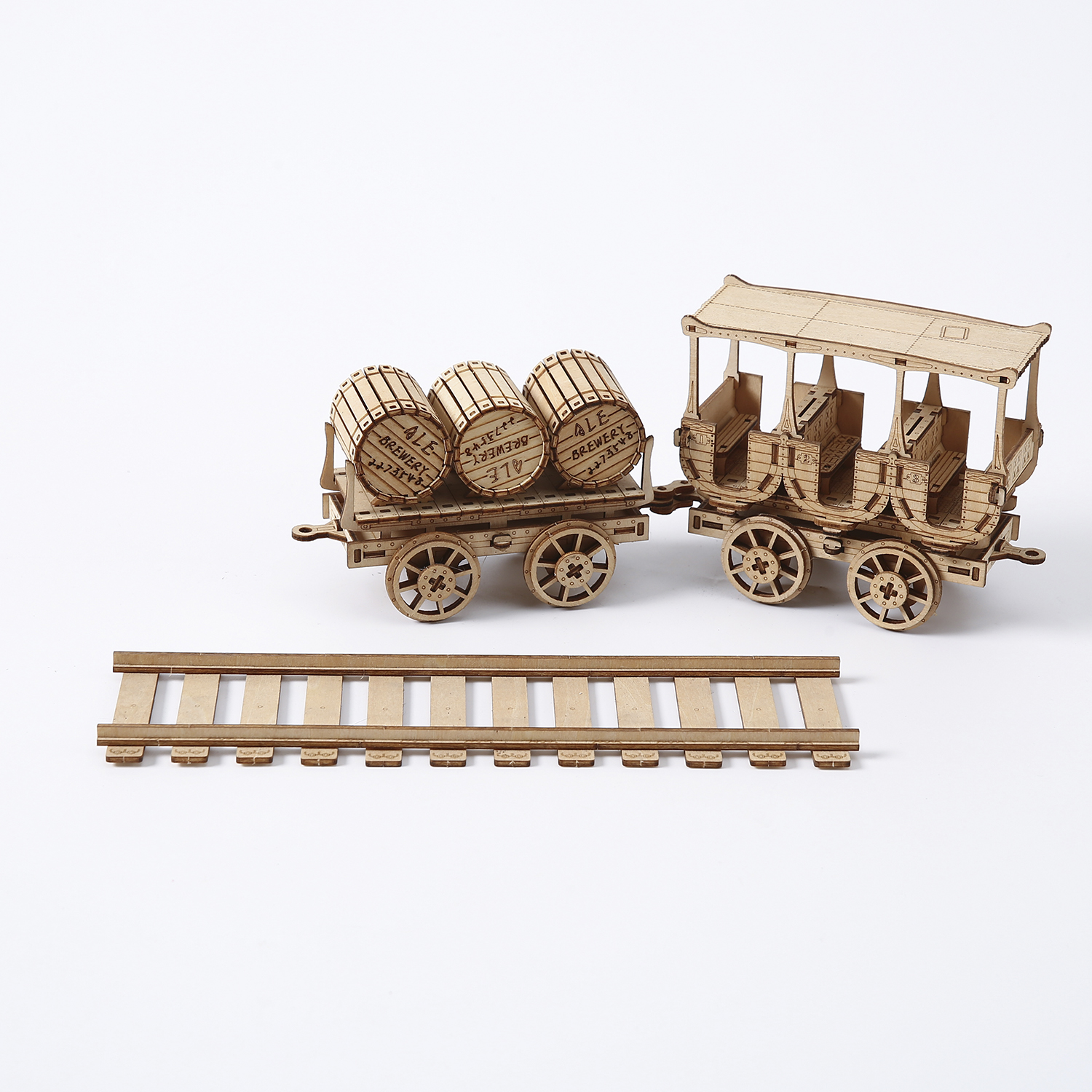 Modello in legno di un treno con tre barili e una carrozza passeggeri su binari.