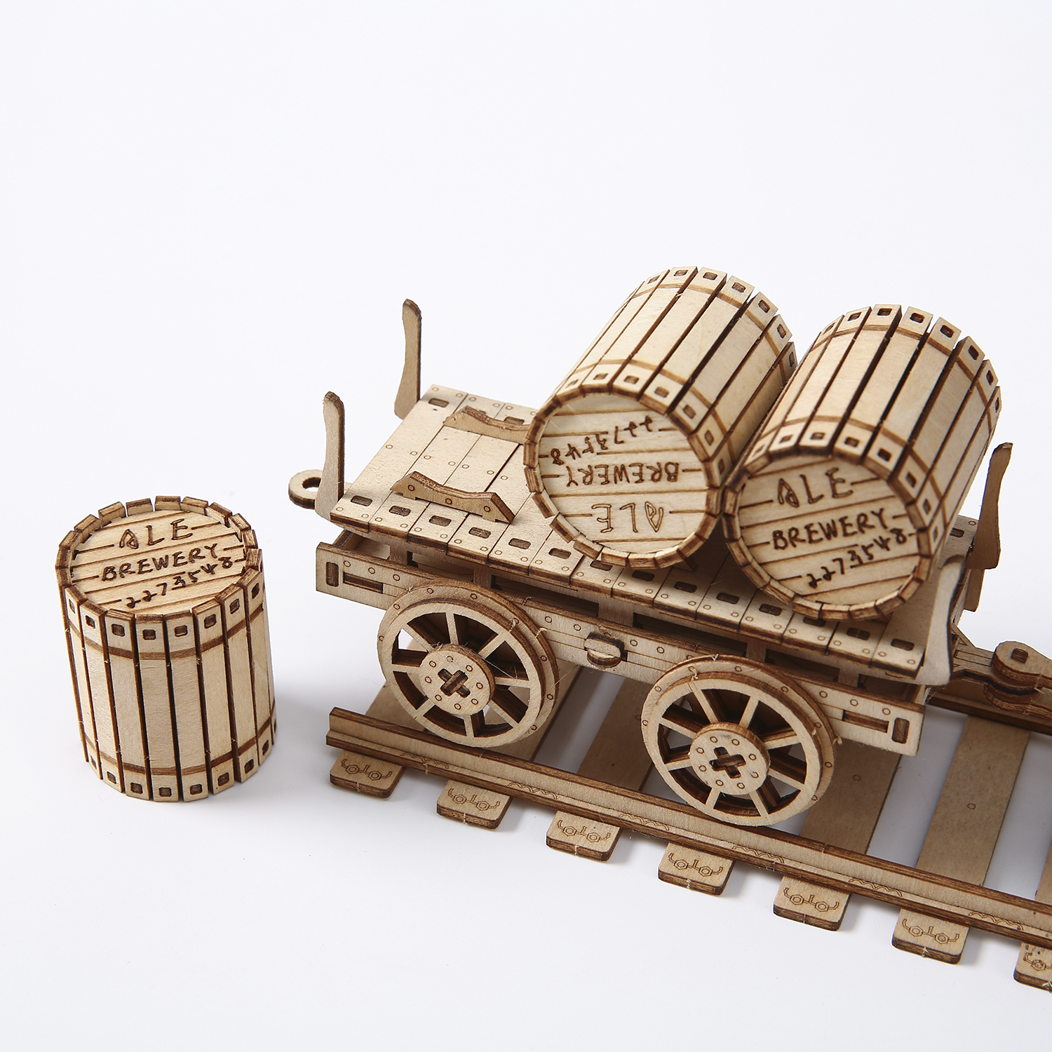 Carrello treno in legno con tre barili, due sul carrello, uno accanto.