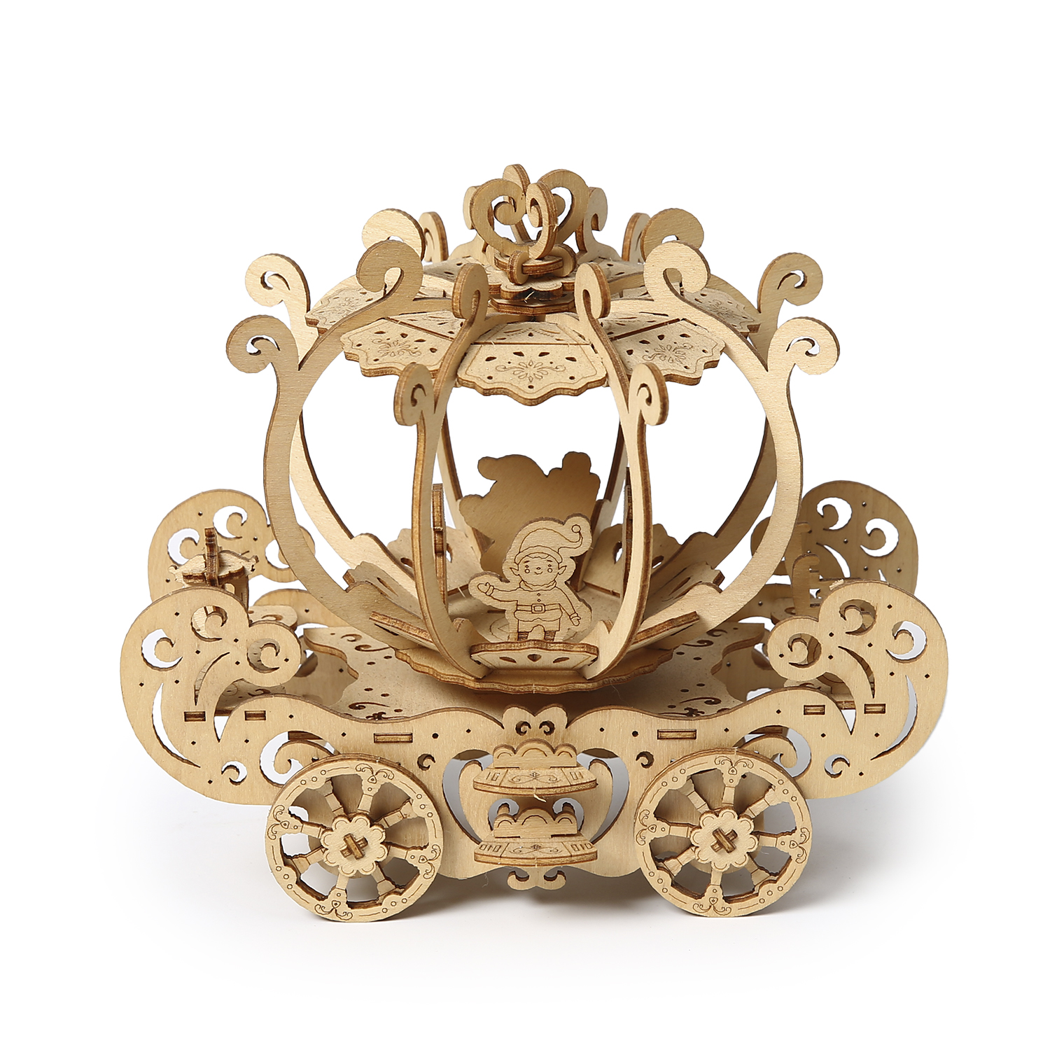 Un modello di carrozza in legno con intagli intricati e una piccola figura.
