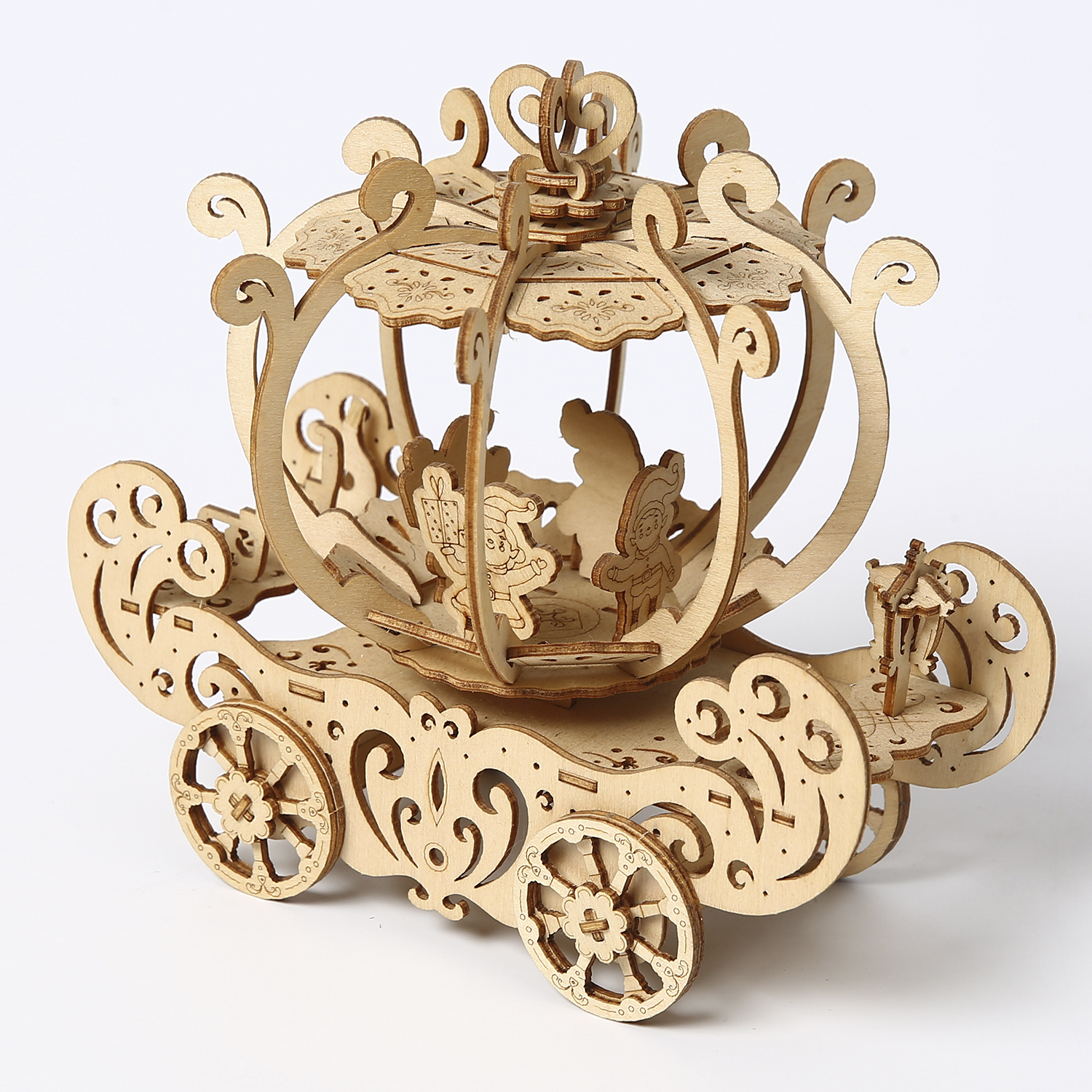 Un kit modello di carrozza in legno con intagli intricati e ruote.
