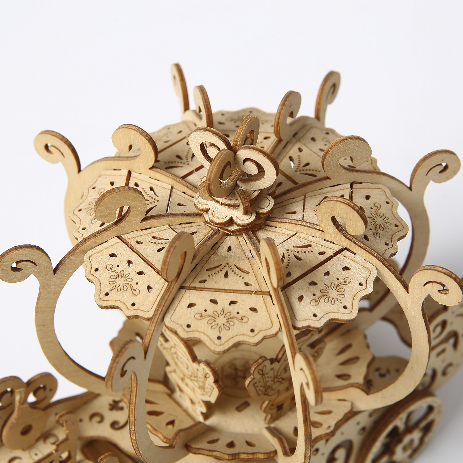 Un dettagliato modello in legno, probabilmente una giostra o ruota panoramica, con intagli intricati ed elementi decorativi.