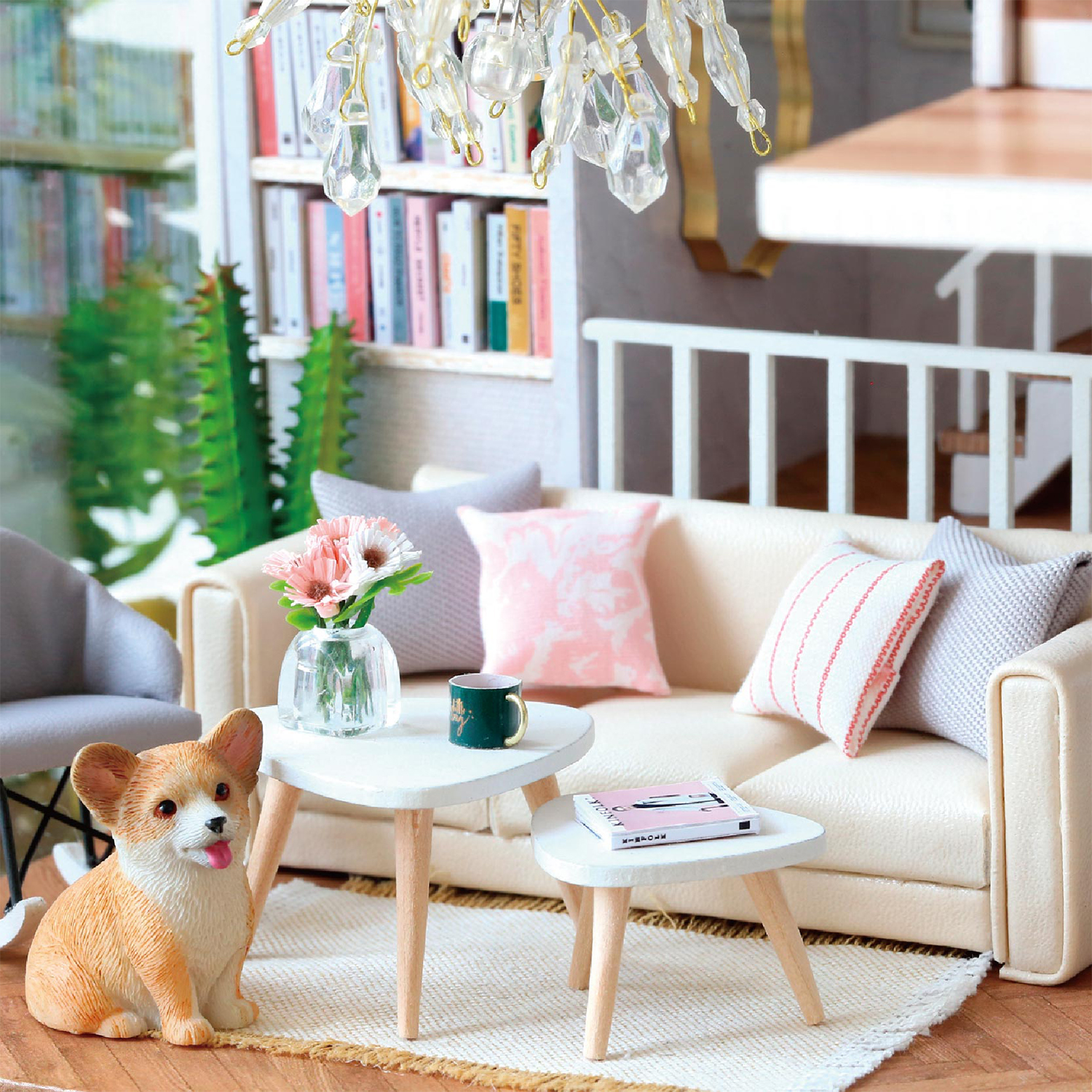 Un corgi siede davanti a un divano con cuscini e un tavolino con fiori.
