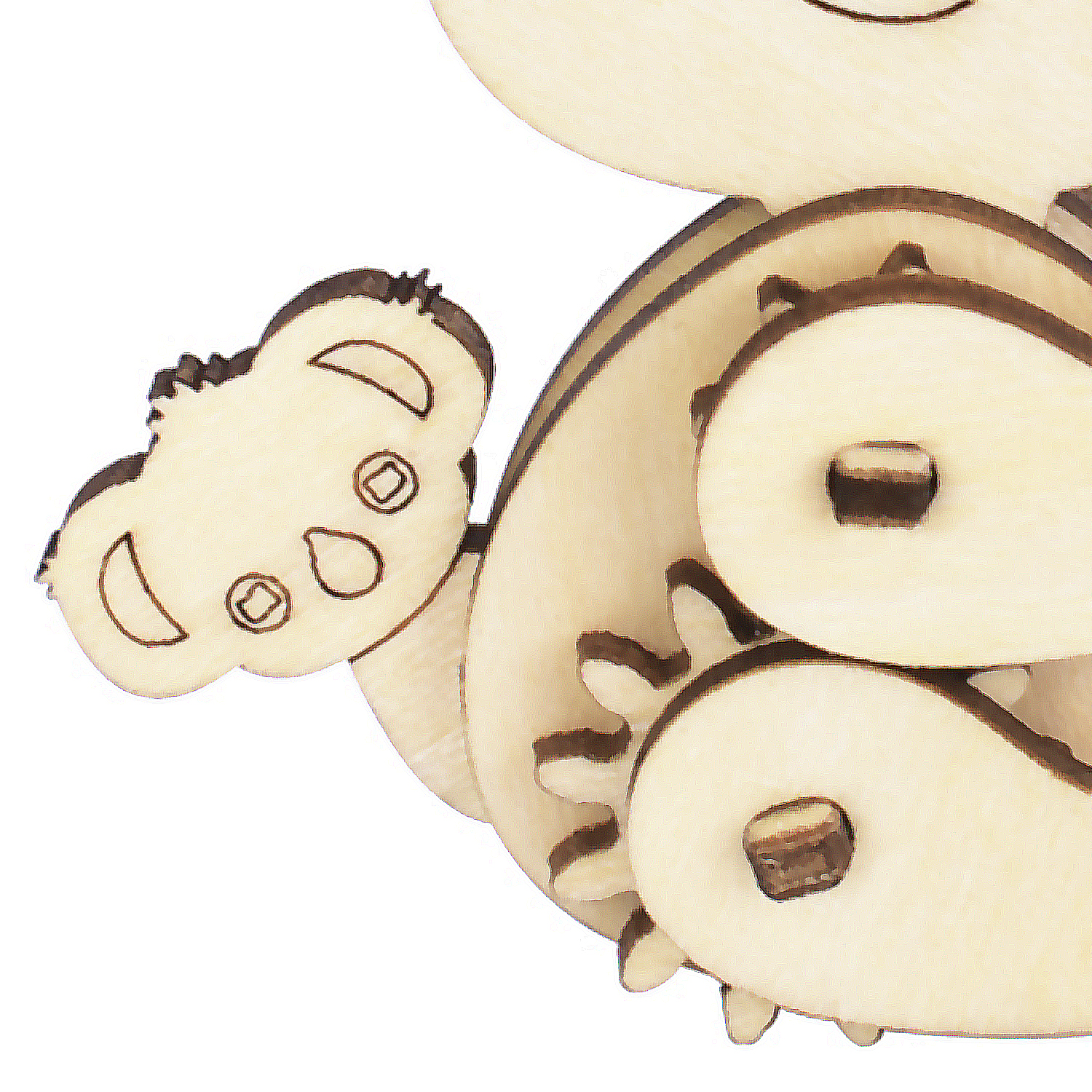 Un orsacchiotto di legno con ingranaggi e una faccia amichevole su sfondo bianco.