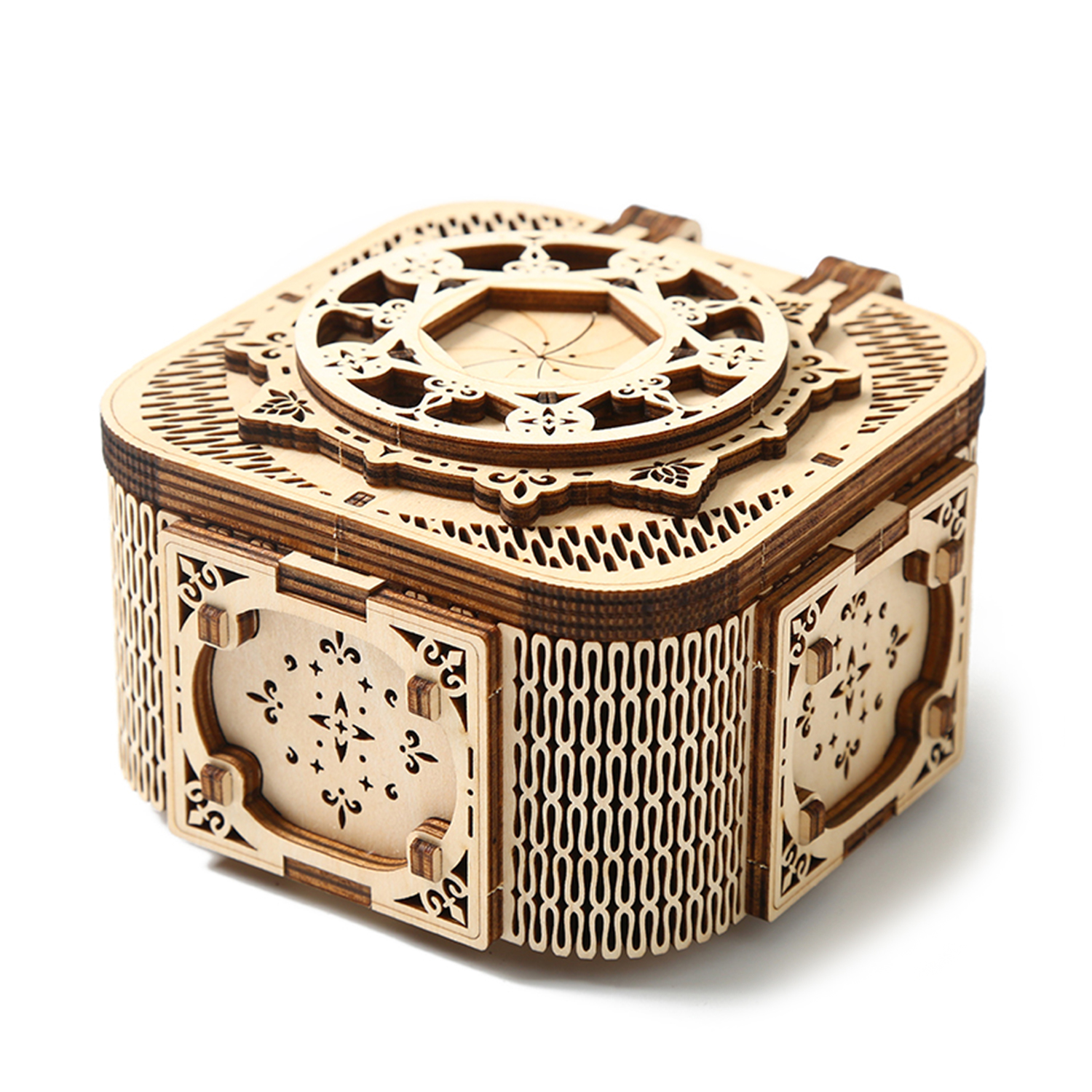 Scatola decorativa in legno con intagli intricati e motivi geometrici.