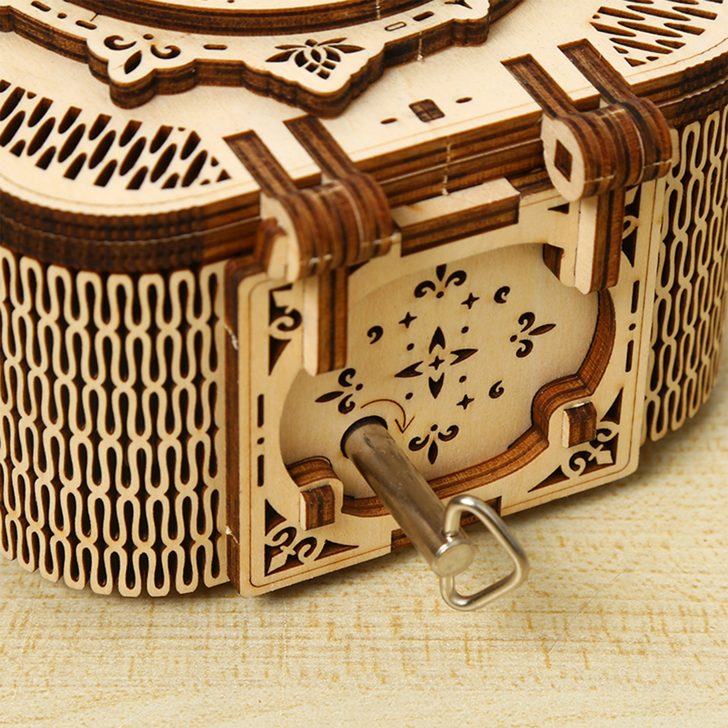 Carillon in legno con intagli intricati e chiave di carica.