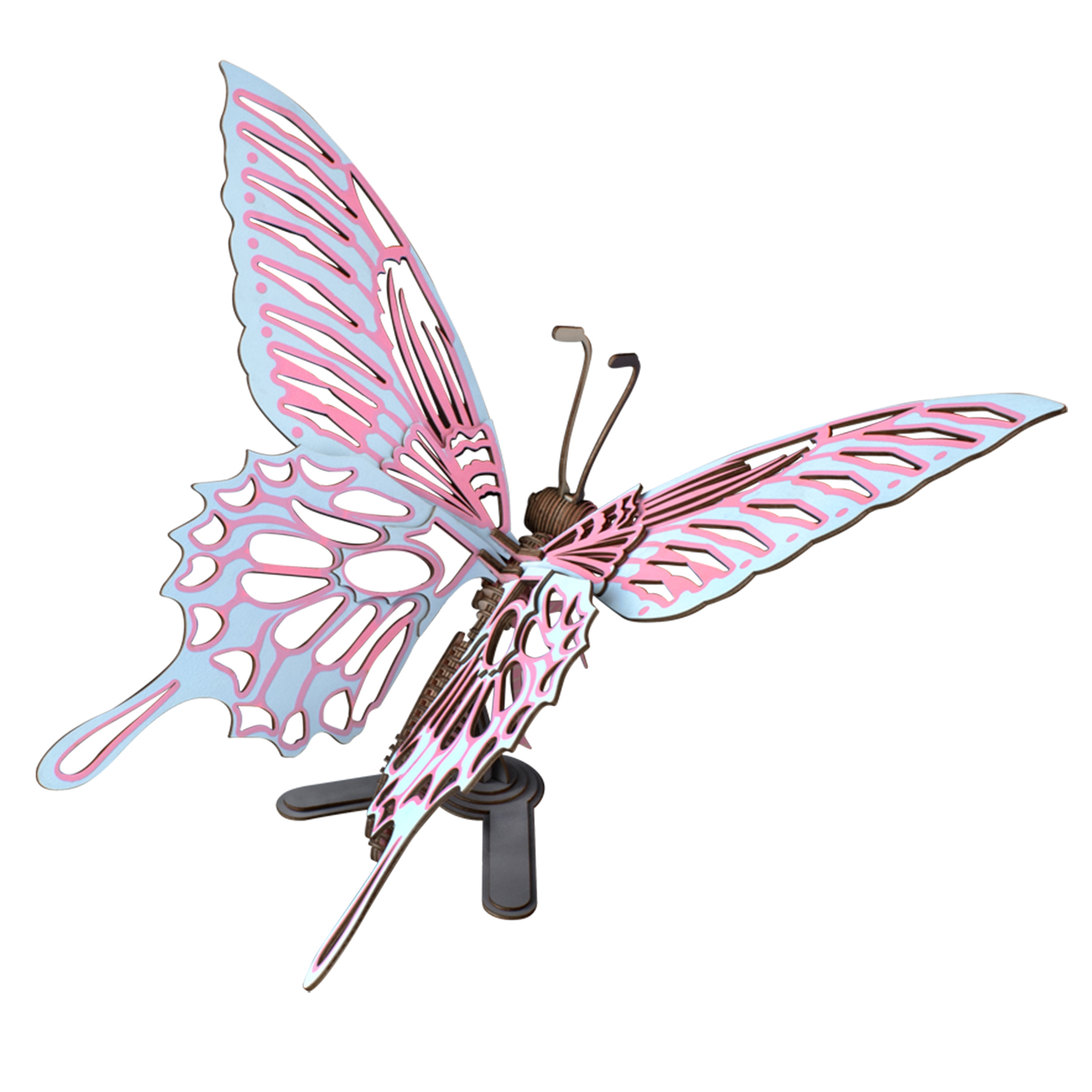 Una farfalla di legno blu e rosa con ali intricate, montata su un supporto.