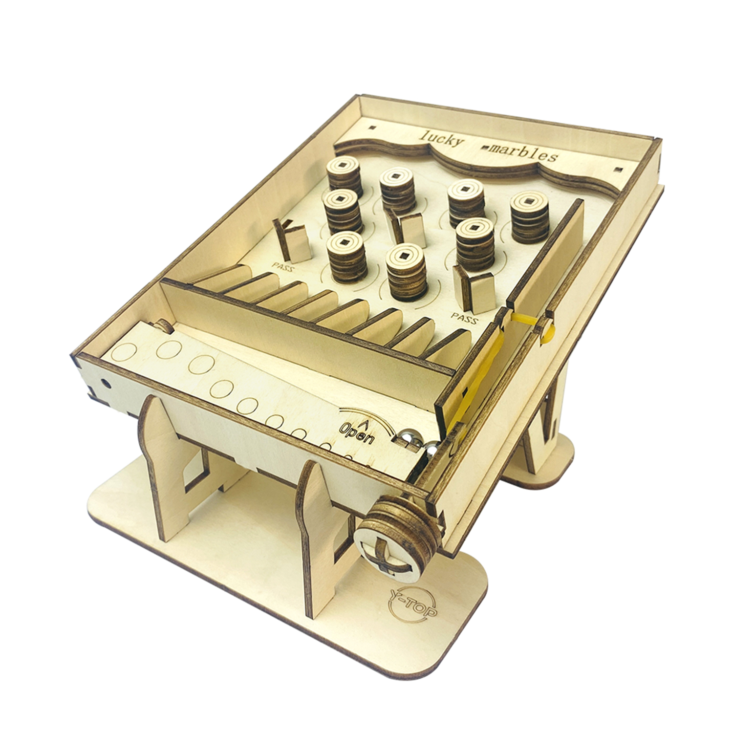 Gioco di biglie fortunate in legno con pioli e piste su sfondo bianco.