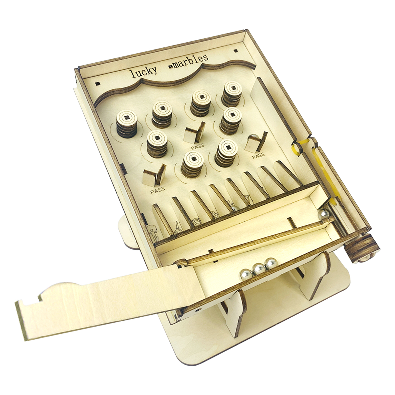 Un gioco in legno "Lucky Marbles" con palline e ostacoli.