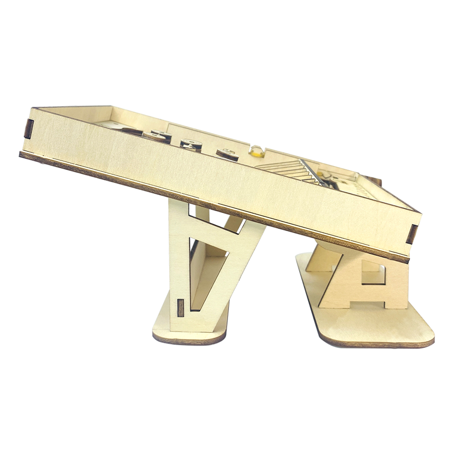 Un modello in legno di un gioco da tavolo con gradini e pedine.