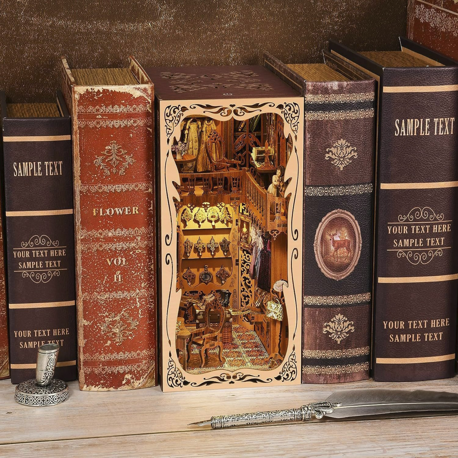 Un libro aperto espone una cabina armadio in miniatura con mobili e vestiti all'interno.
