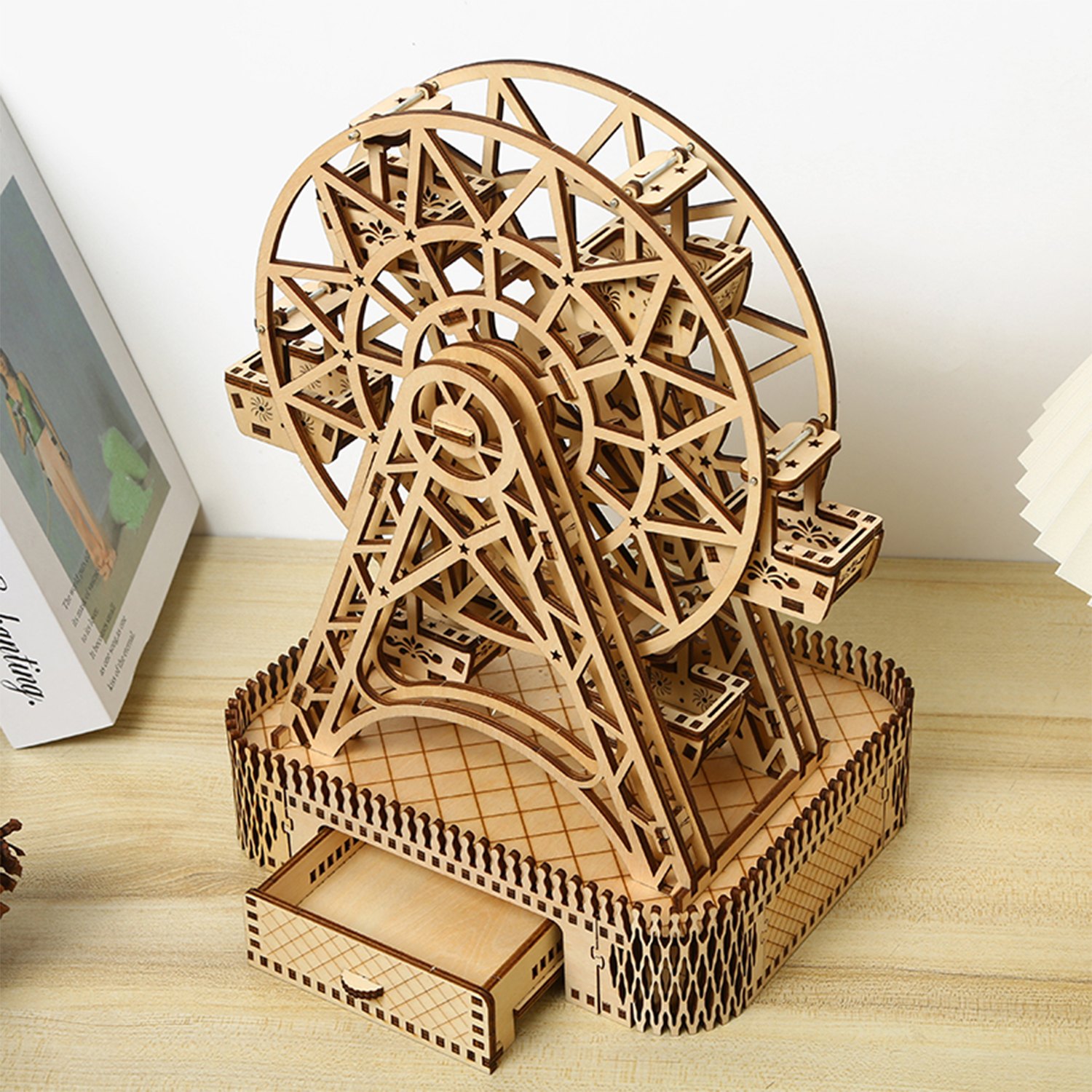 Modello di ruota panoramica in legno con dettagli intricati e un cassetto.