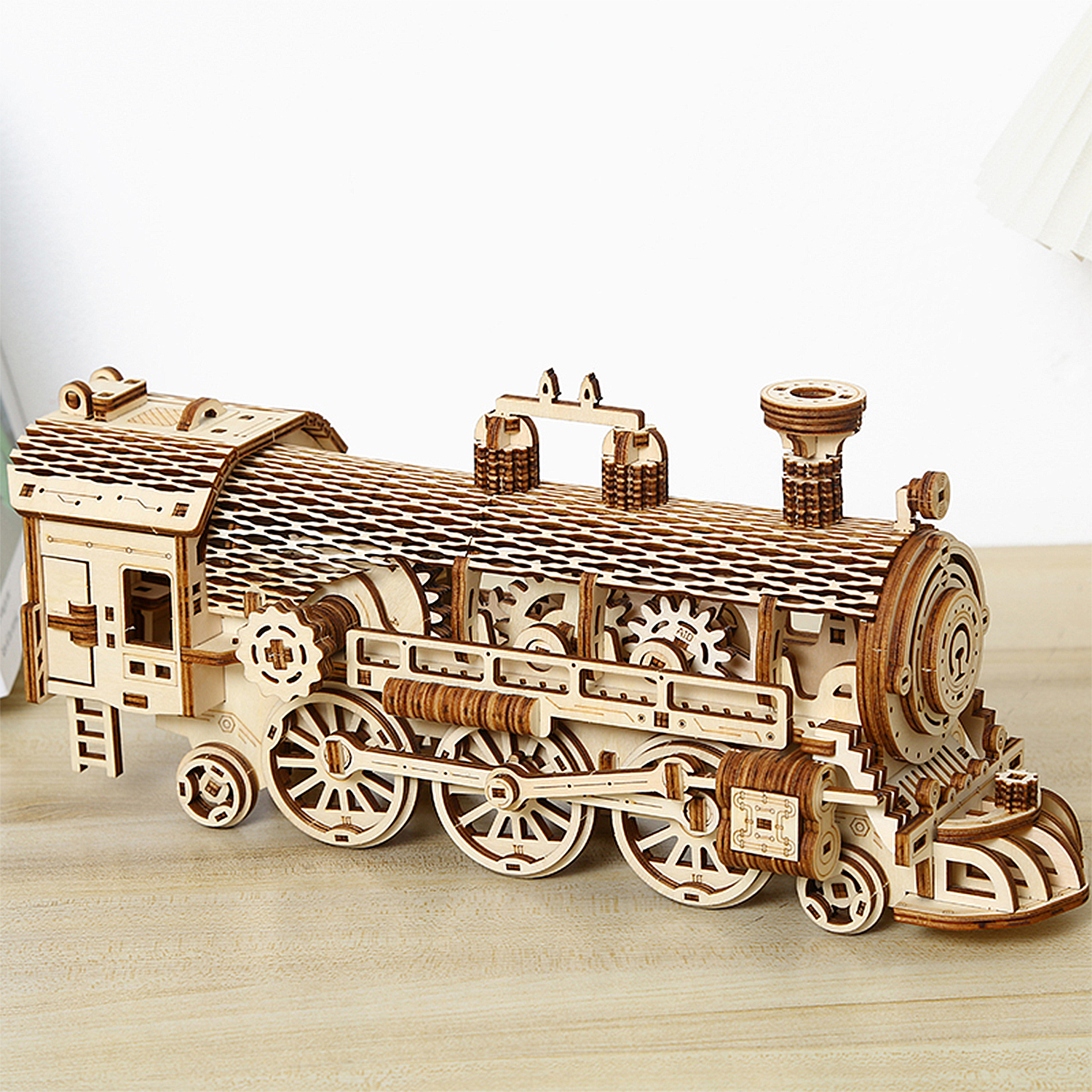 Un dettagliato modello in legno di una locomotiva a vapore con ingranaggi.
