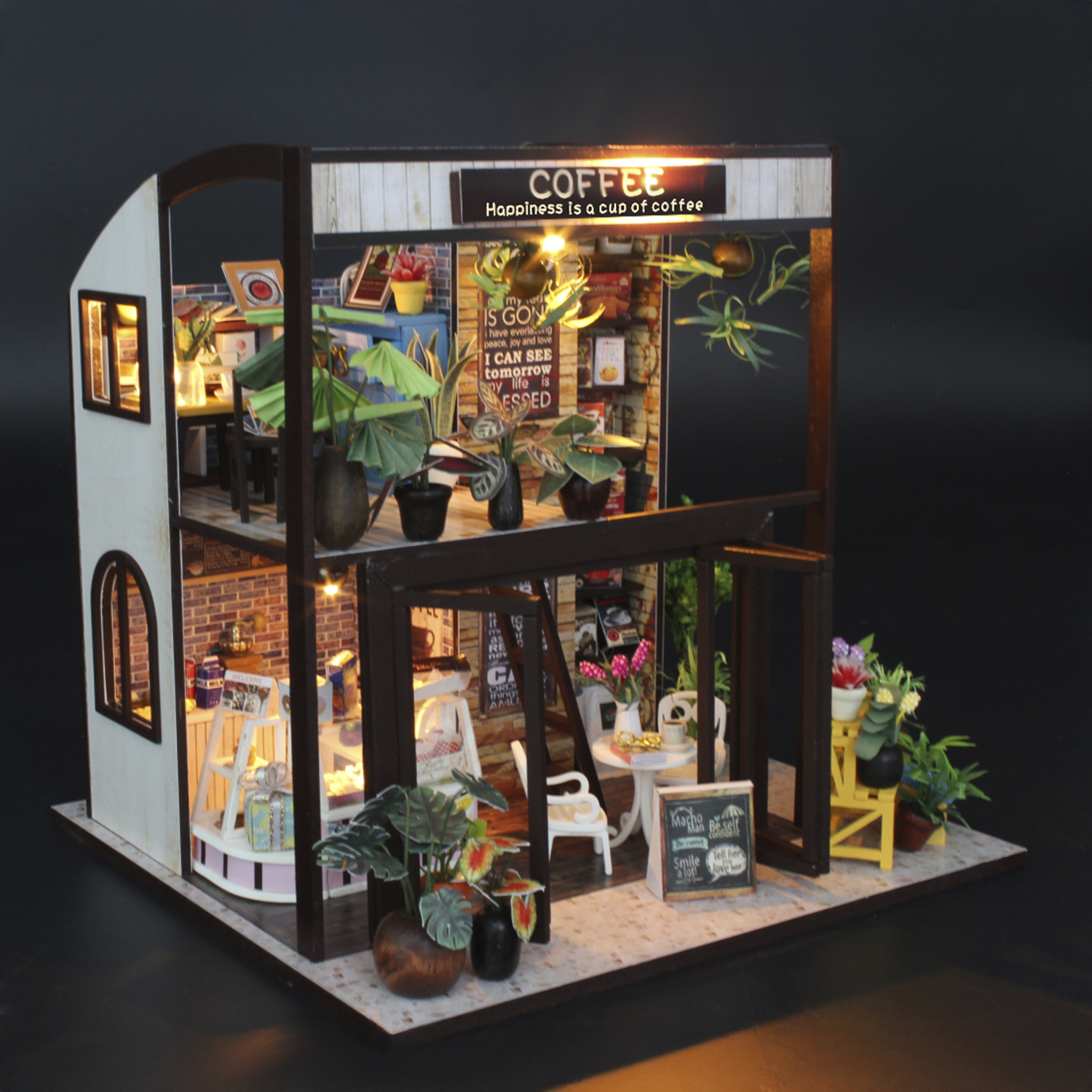 Caffetteria miniatura a due piani, piena di piante e posti a sedere.