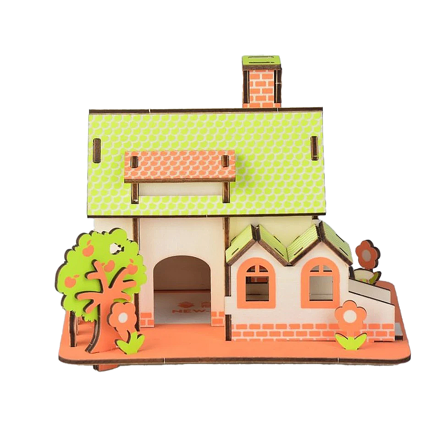 Modello di casa in legno colorato con tetti verdi, motivo a mattoni e albero.