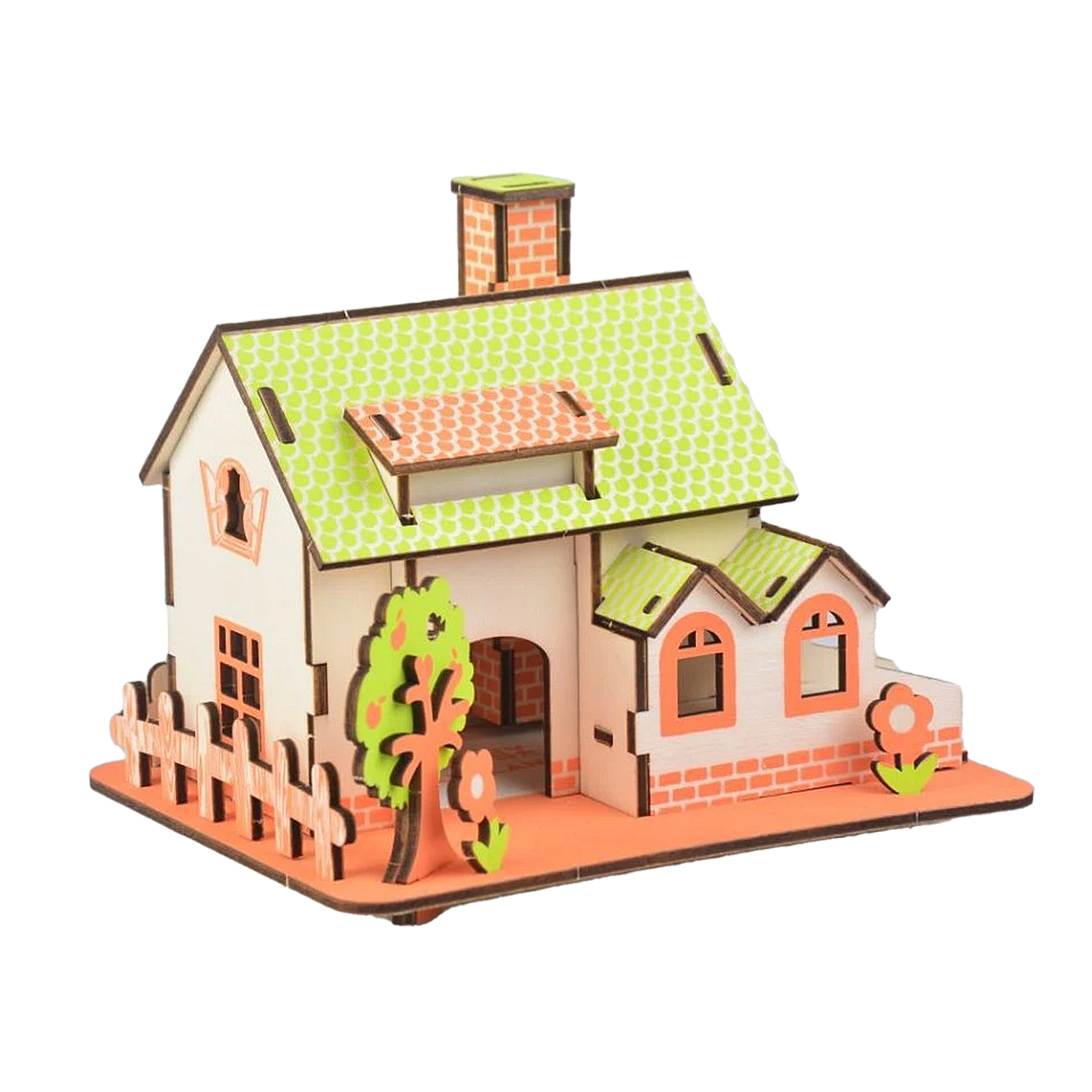 Una casa modello in legno con tetto verde, recinzione, albero e fiori.