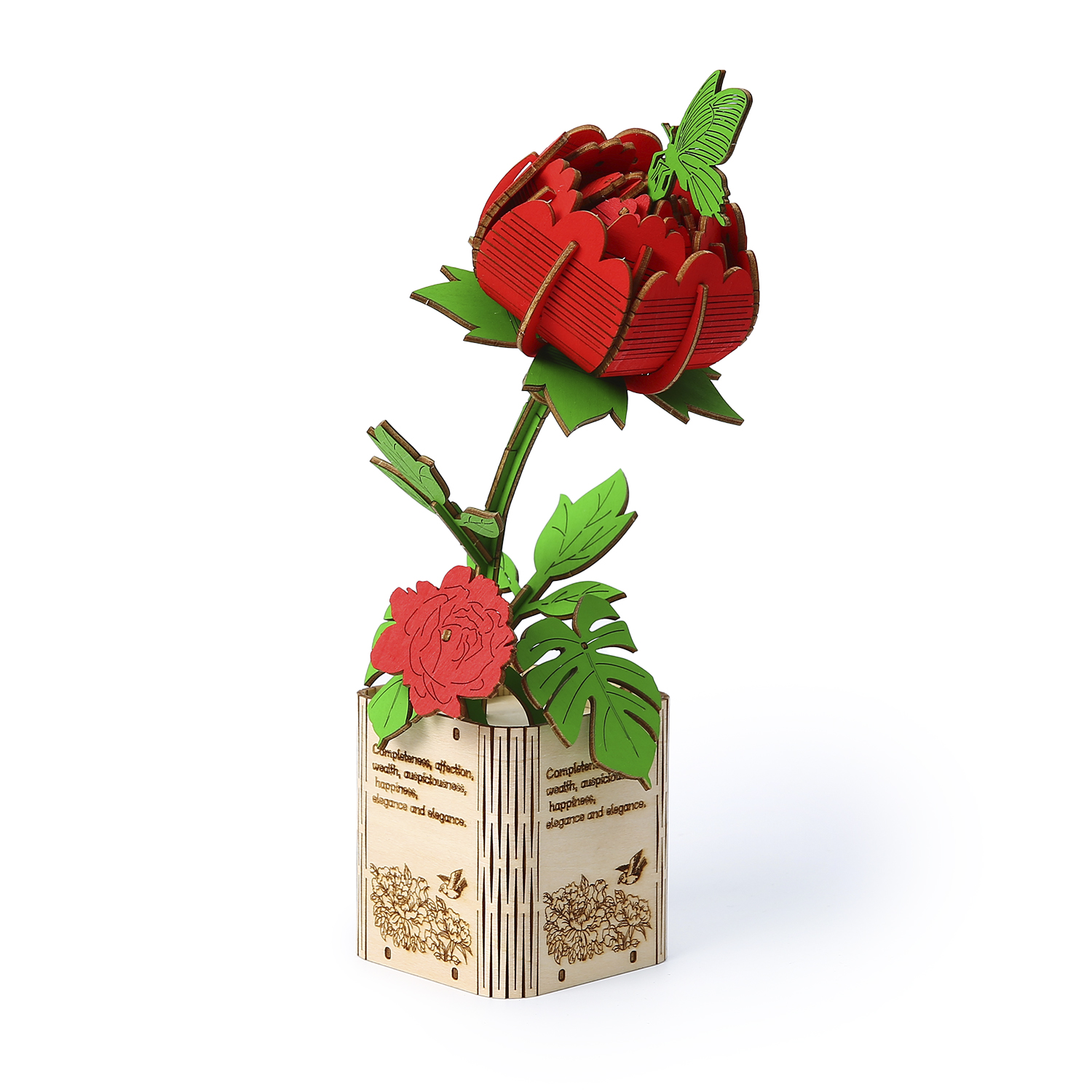 Una composizione floreale a mosaico di legno con una rosa rossa e una farfalla su sfondo bianco.