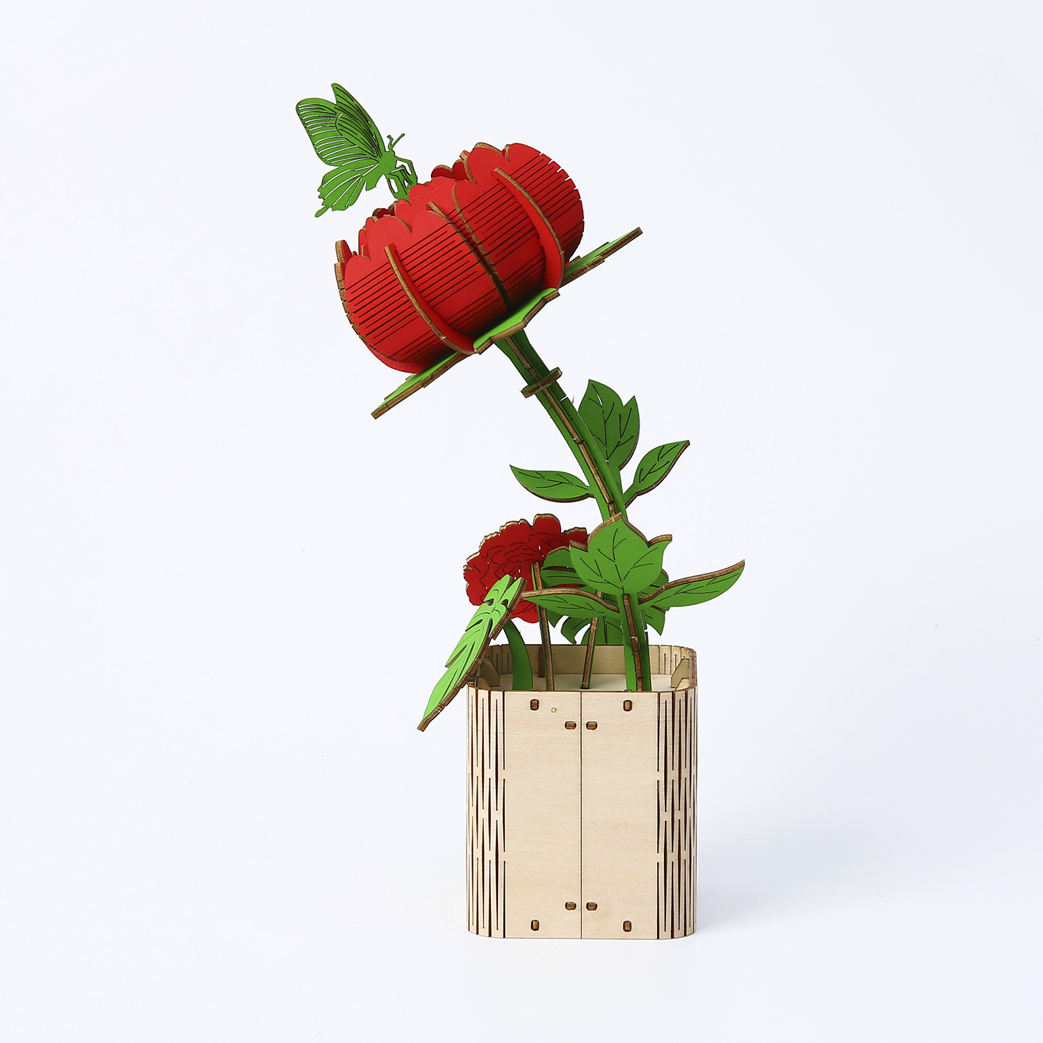 Un modello in legno di una rosa rossa con una farfalla in un vaso di legno.