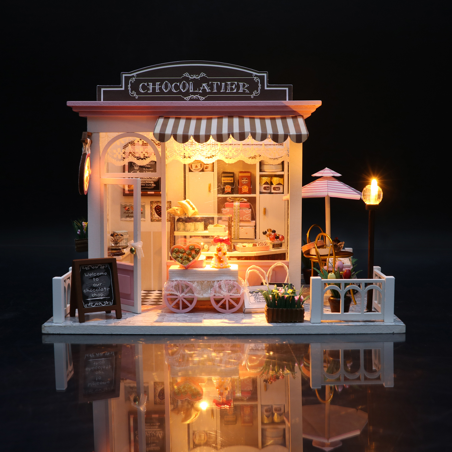 Un negozio di cioccolato in miniatura con luci e insegne.