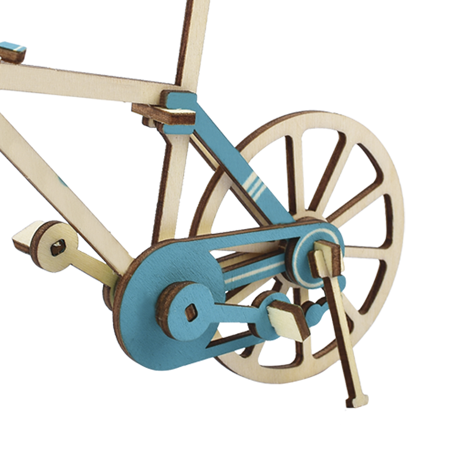 Telaio di bicicletta modello in legno con dettaglio blu sulla trasmissione e ruota a raggi.