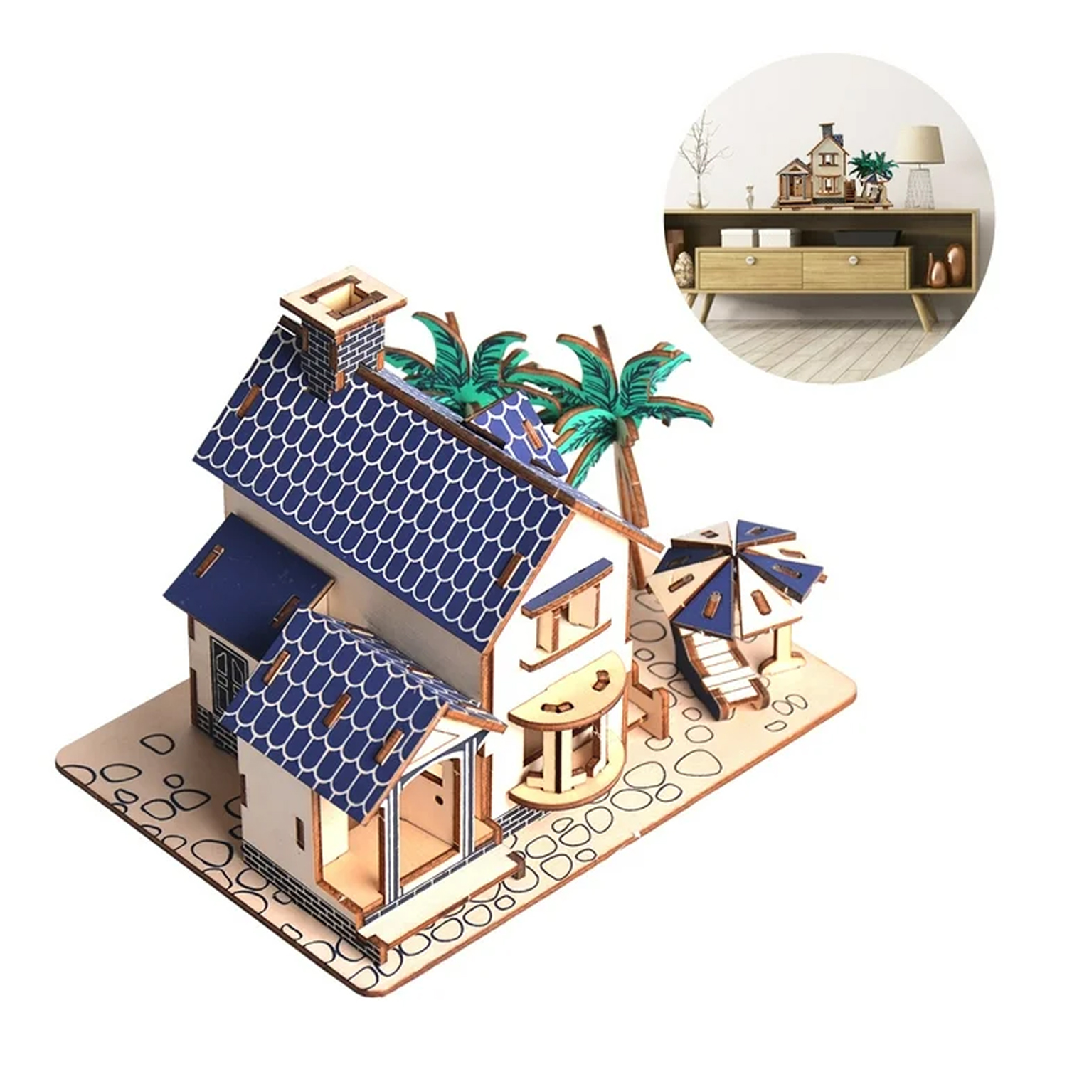 Casa modello in legno con tetto blu, palme e ombrellone.