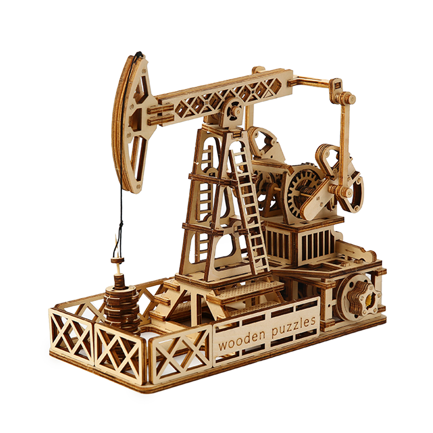 Un modello in legno di una pompa petrolifera con ingranaggi e bilanciere.