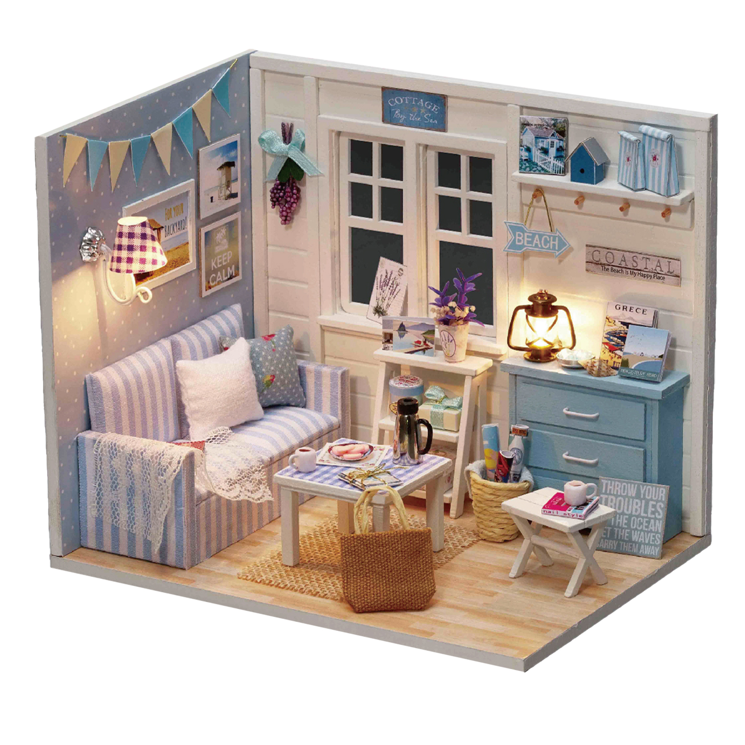 Una scena di soggiorno in miniatura con divano a righe, tavolo, lampada e decorazioni.