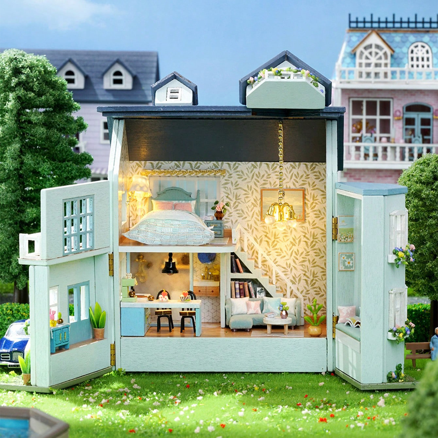 Una casa delle bambole in miniatura con stanze dettagliate, letto, soggiorno e cucina, all'aperto.