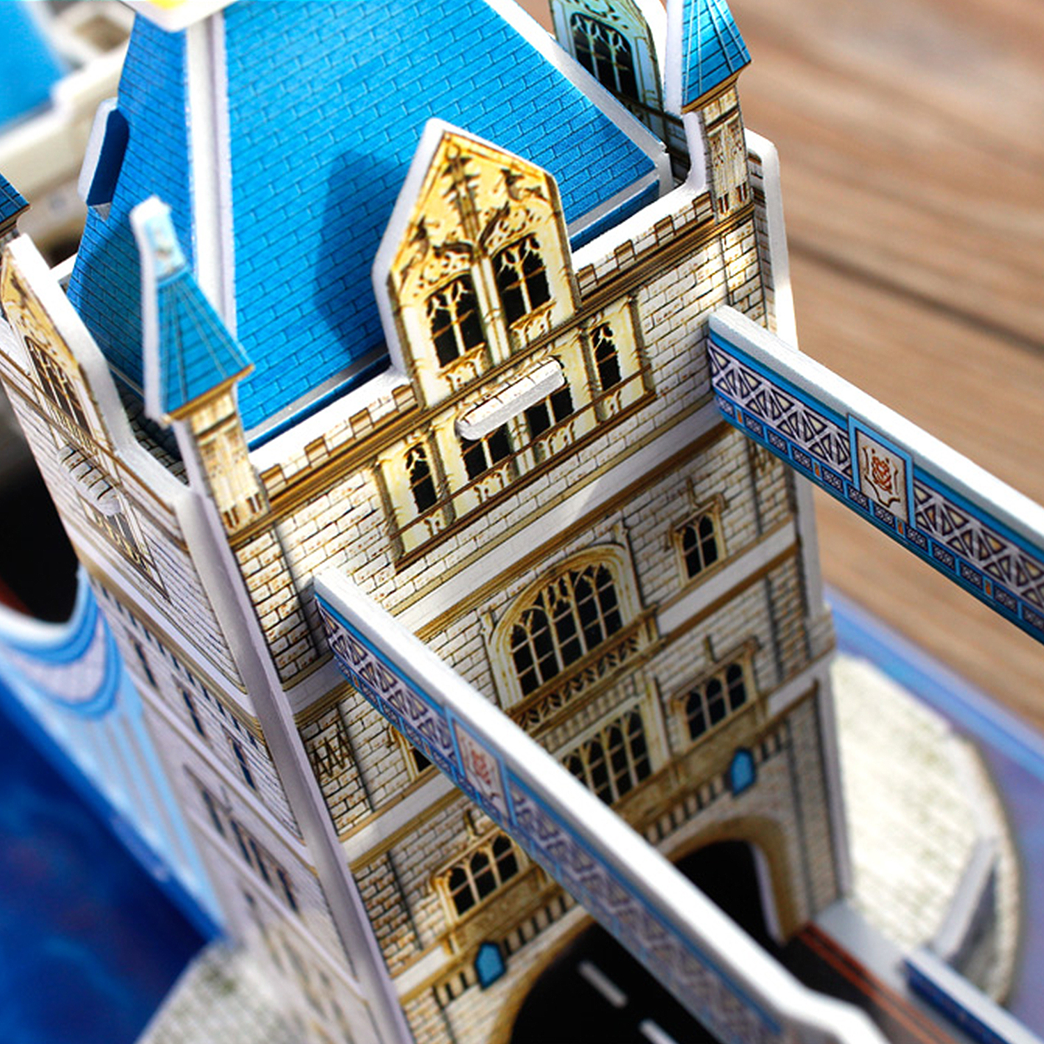 Un dettagliato modello del Tower Bridge con tetti blu e muri di pietra.