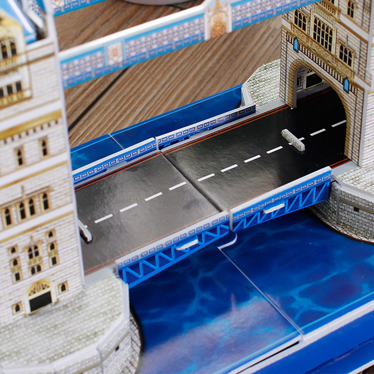 Un modello del Tower Bridge con strada e fiume.