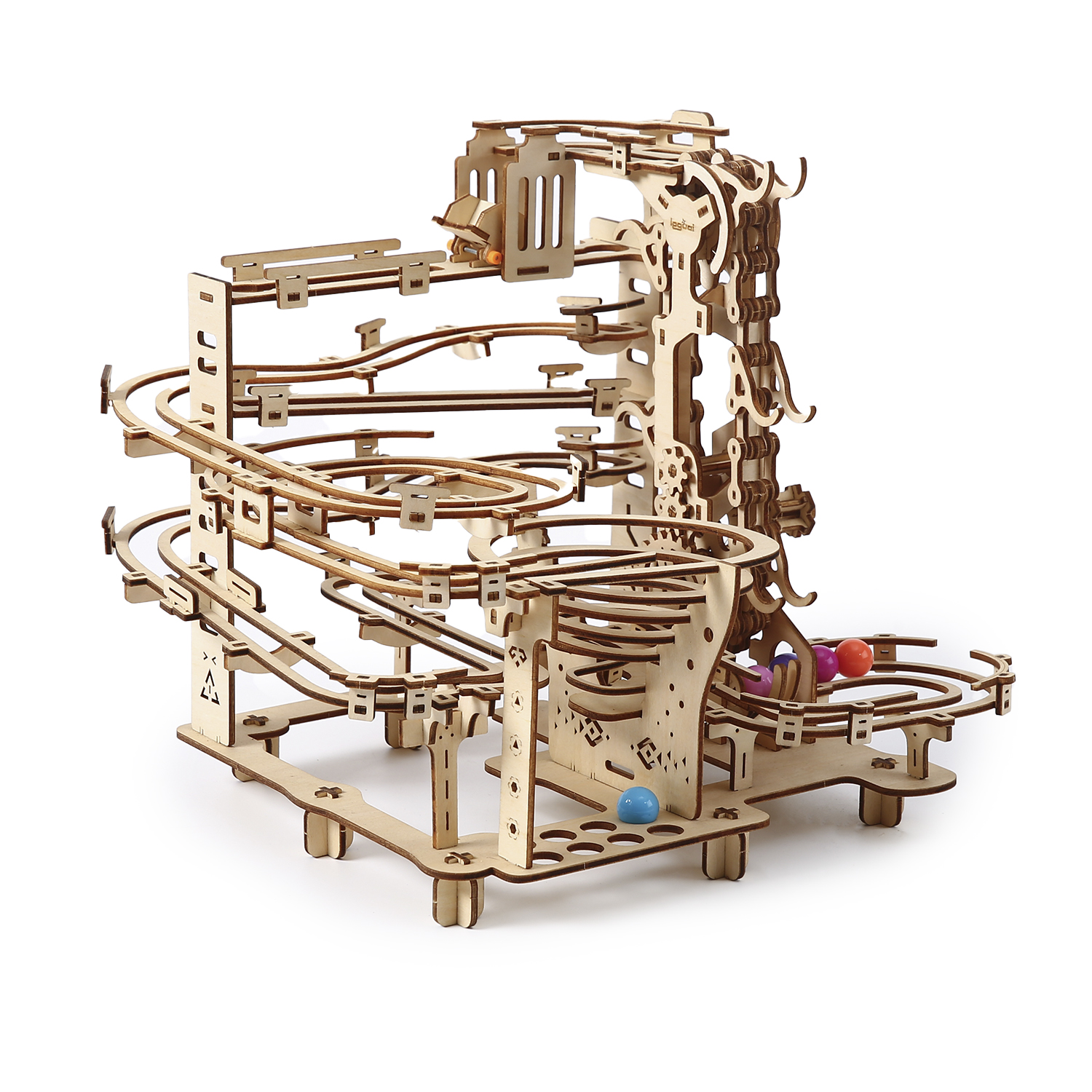Un puzzle meccanico in legno con palline e tracciati.