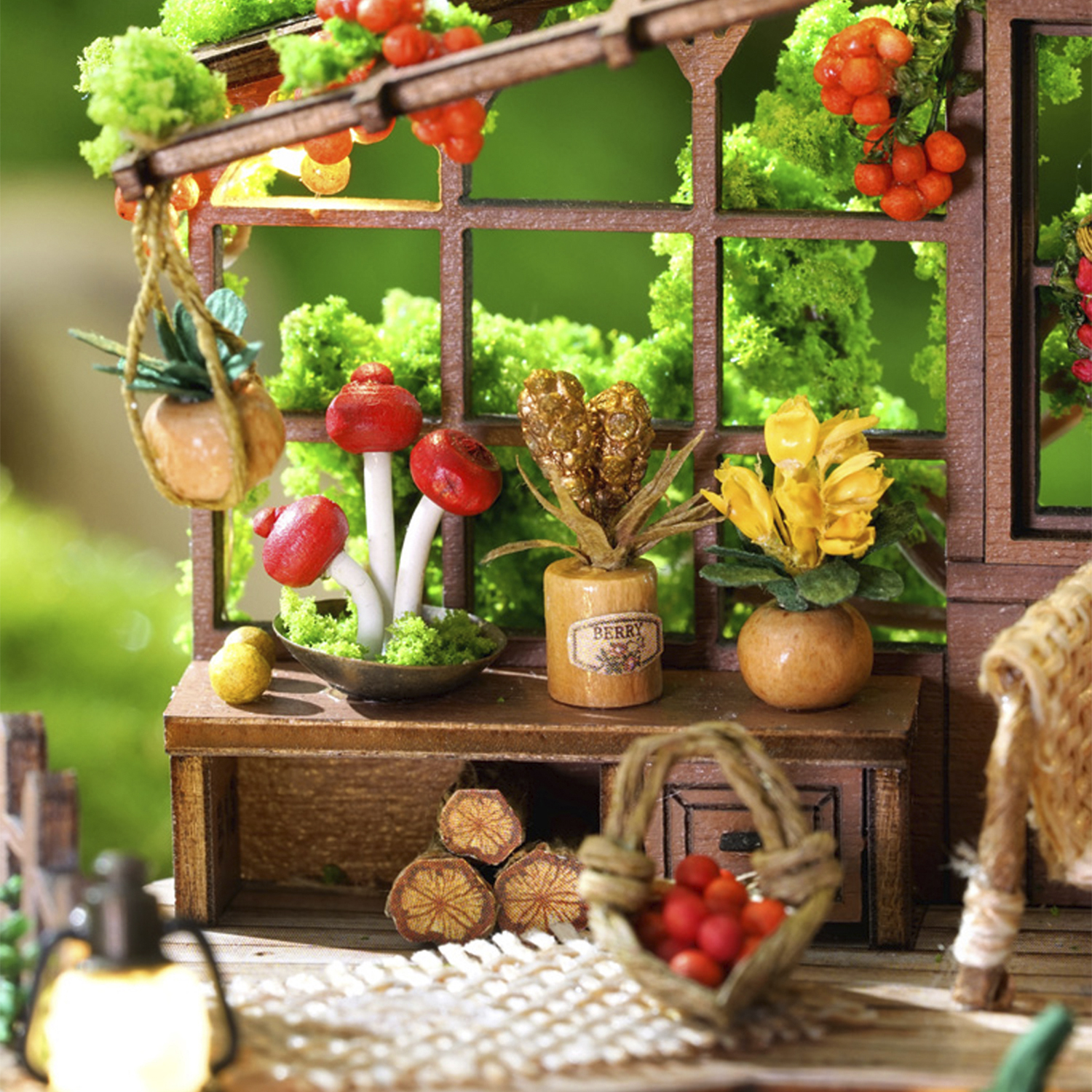 Serra in miniatura con funghi rossi, fiori gialli e bacche.