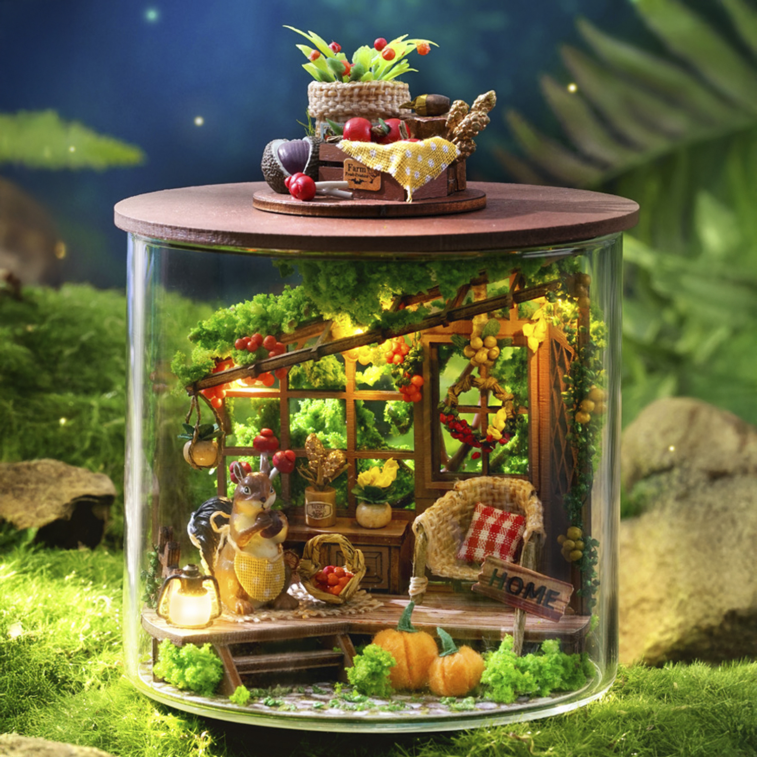 Diorama di scoiattolo in vetro con giardino, casa, zucche e luci.