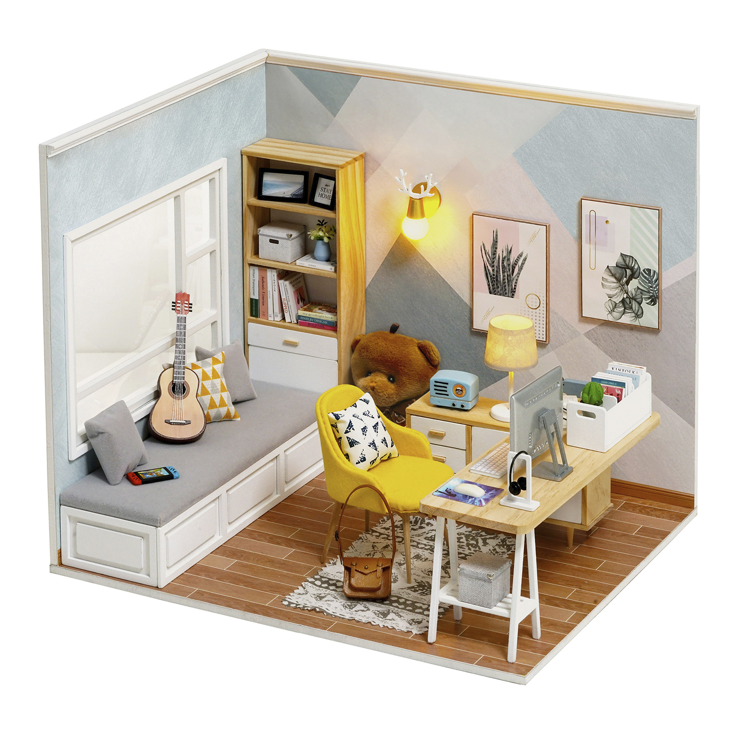 Una stanza in miniatura con seduta vicino alla finestra, chitarra, sedia gialla, scrivania con computer e libreria.