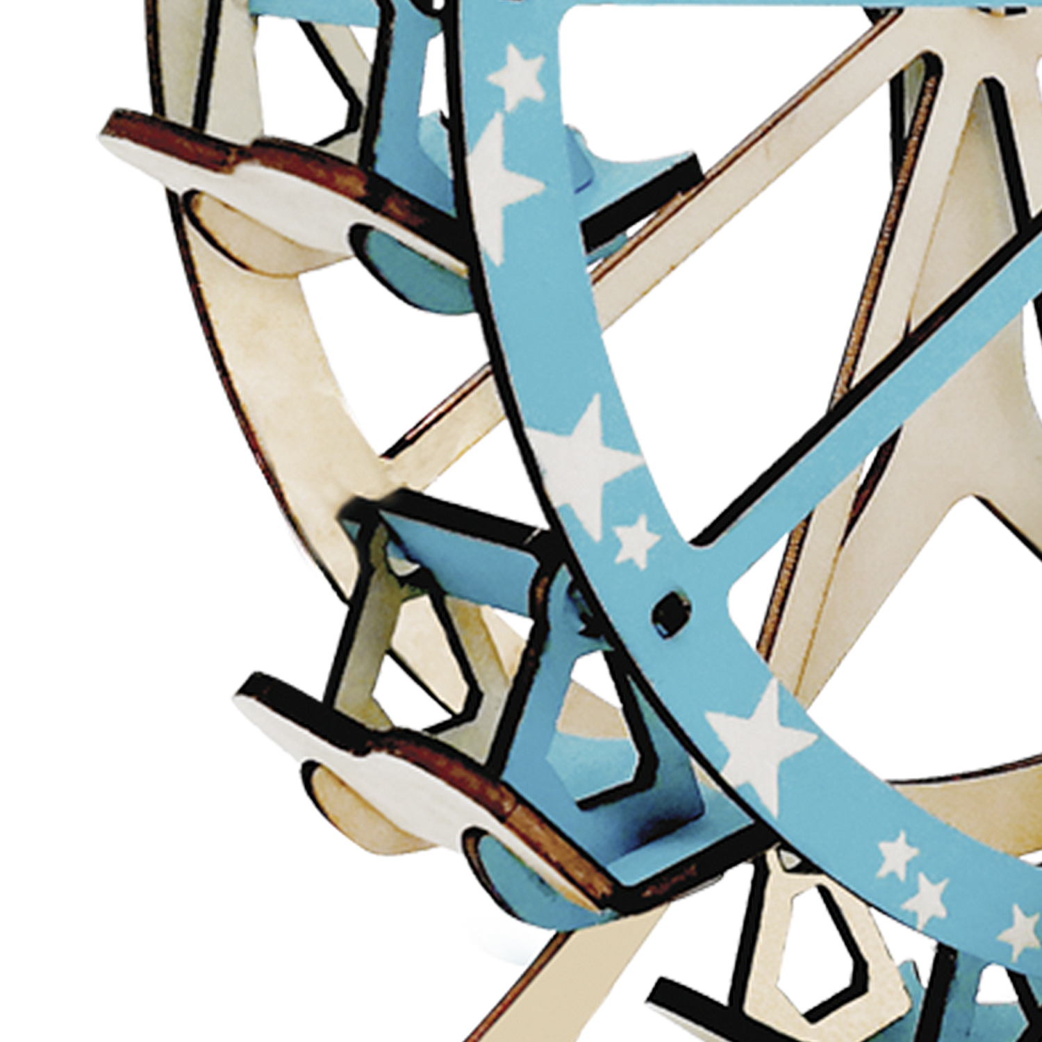 Un modello in legno di ruota panoramica con accenti blu e stelle.