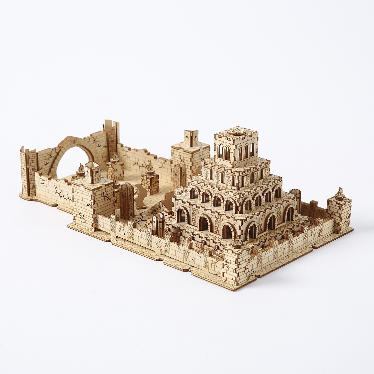Un modello in legno di un'antica fortezza con torri e archi.