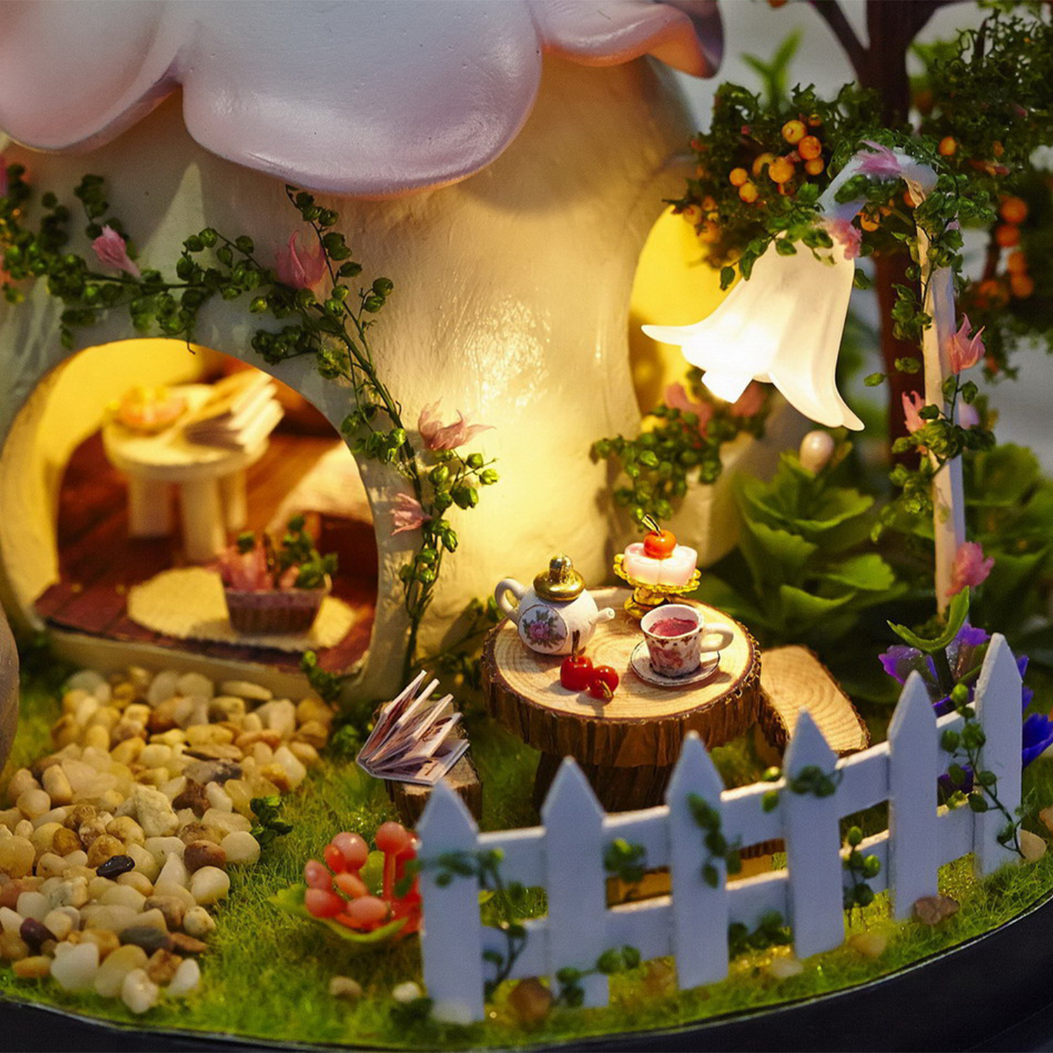 Mini casa delle fate con set da tè, torta e bacche. Una dimora stravagante.