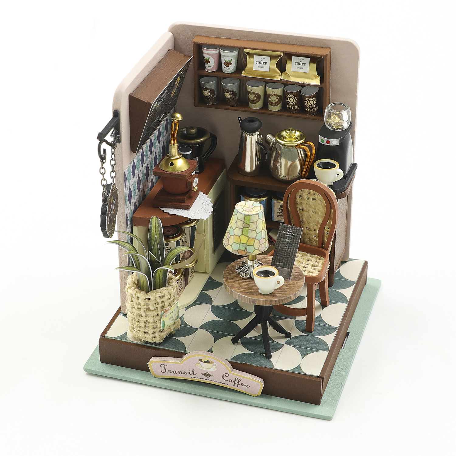 Caffetteria in miniatura con macina caffè, bollitori, macchina da caffè, sedie.
