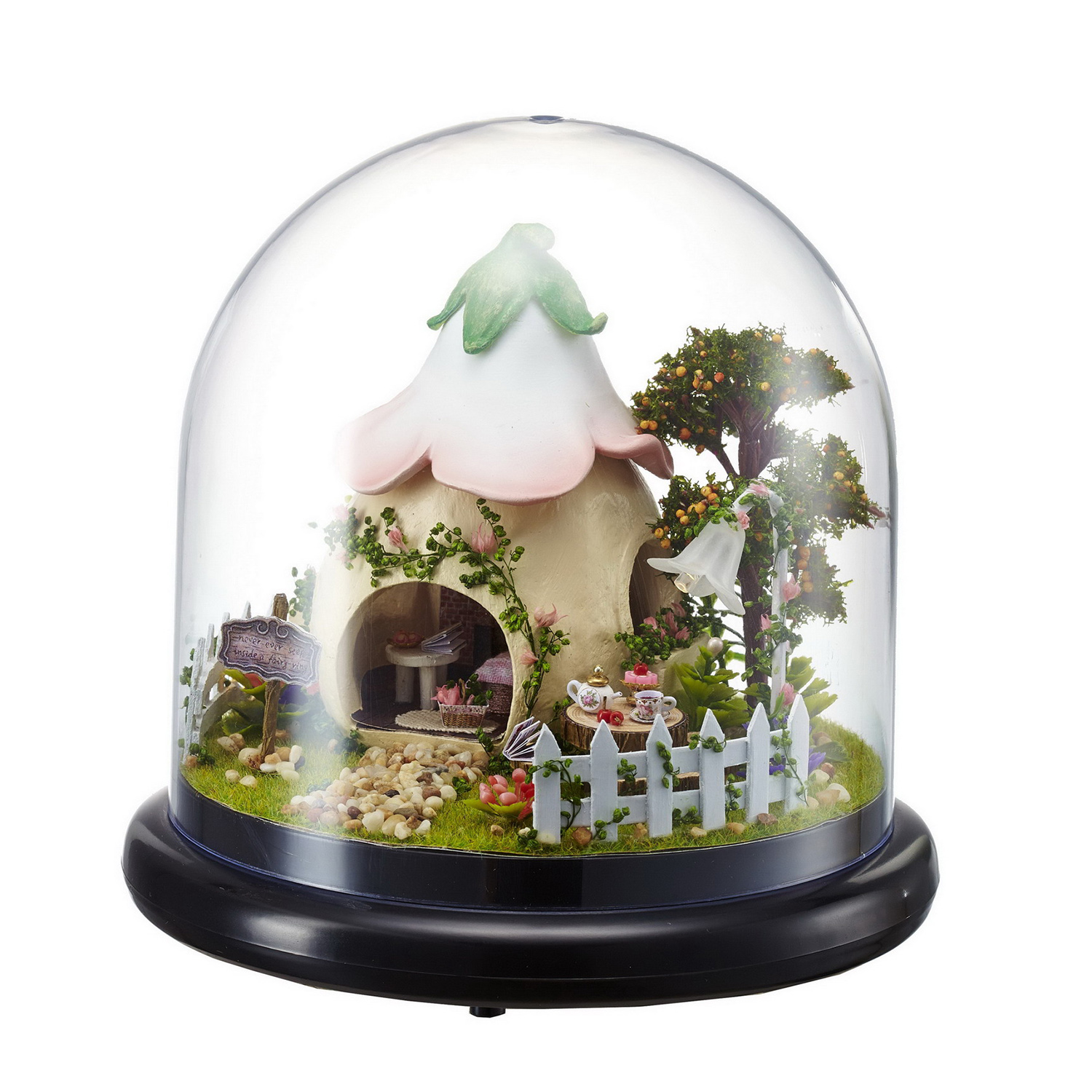 Casa delle fate in miniatura sotto campana di vetro con giardino.