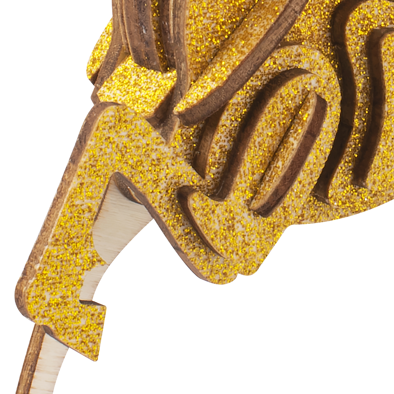 Ornamento in legno con lettere glitterate dorate su sfondo bianco.