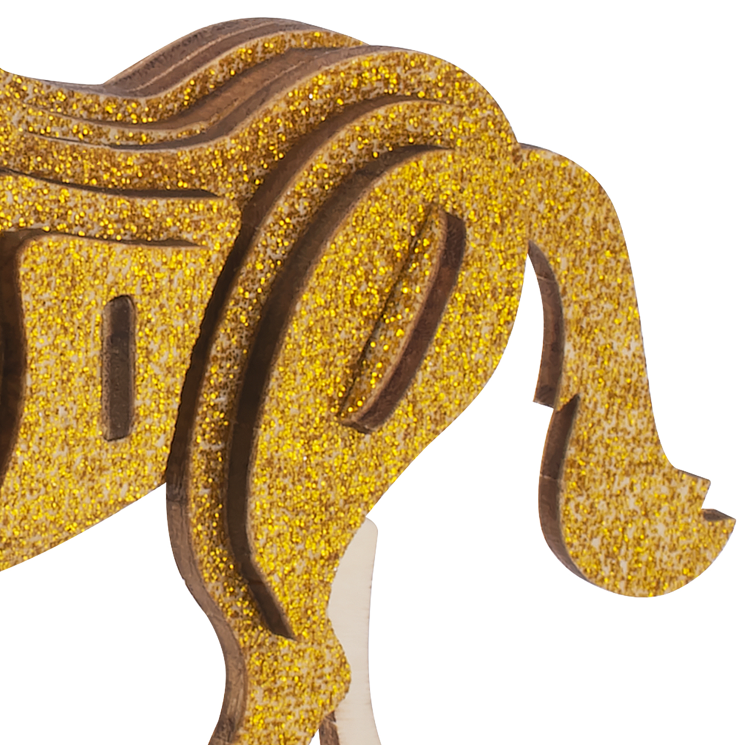 Dettaglio cavallo di legno dorato glitterato su sfondo bianco.