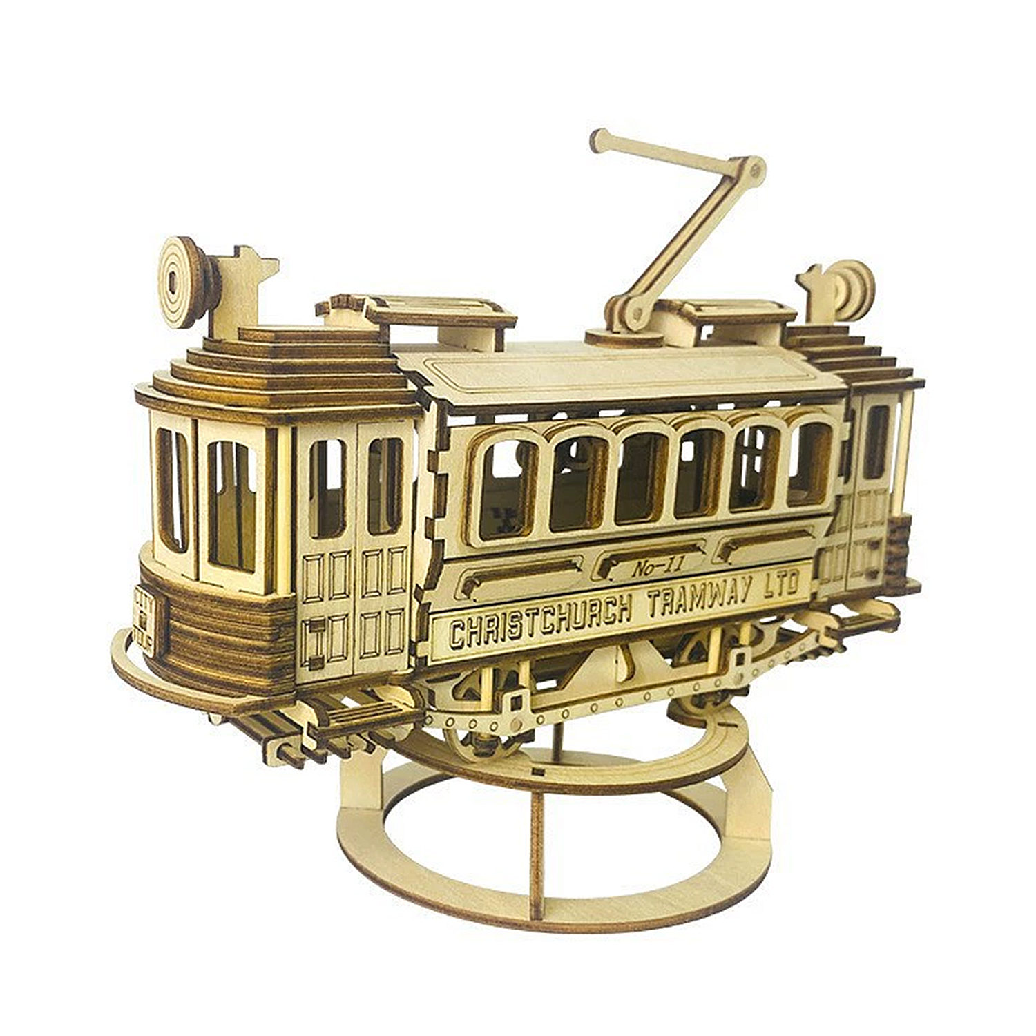 Un modello di tram in legno con dettagli intricati, su base circolare.