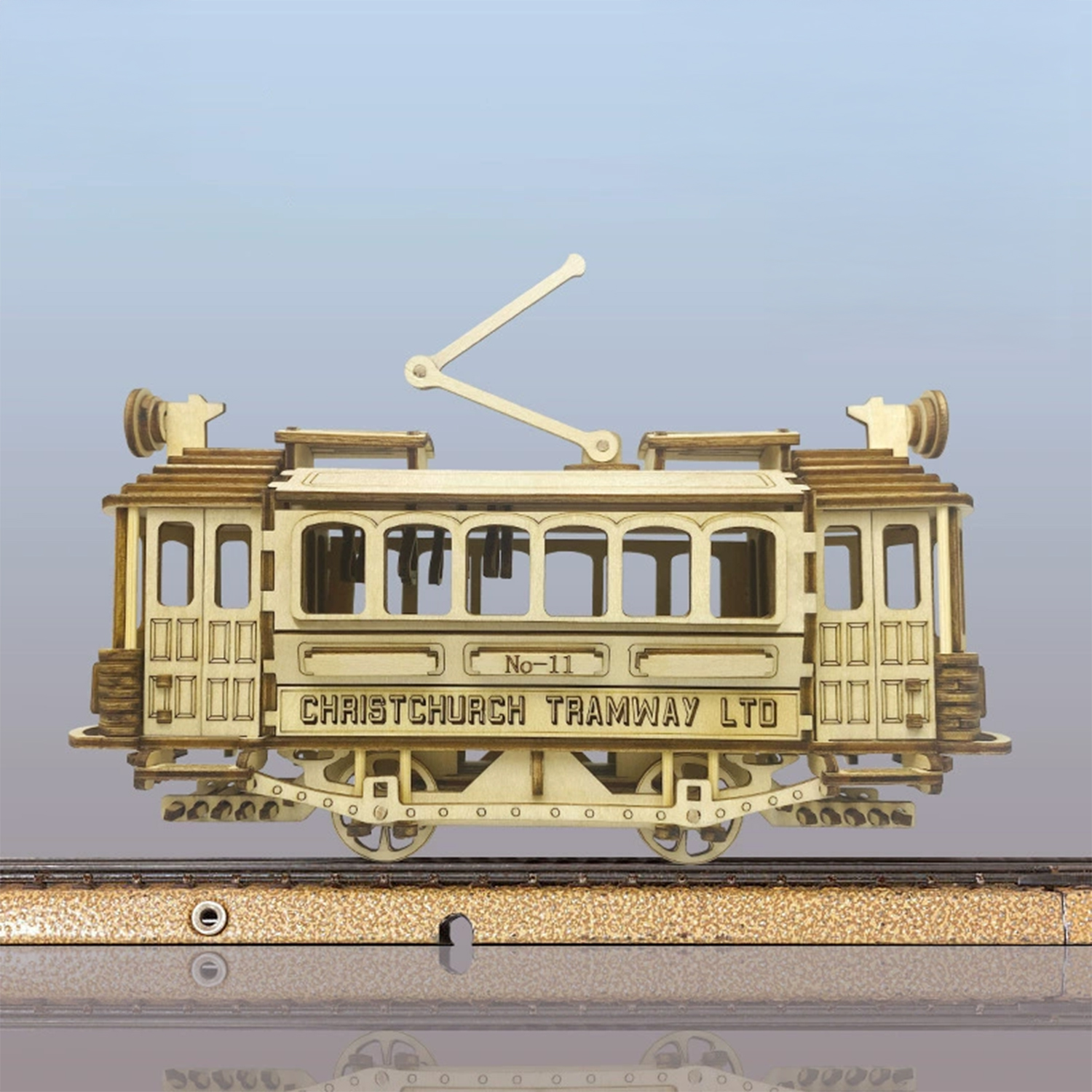 Modello in legno di un tram etichettato Christchurch Tramway Ltd. N. 11.