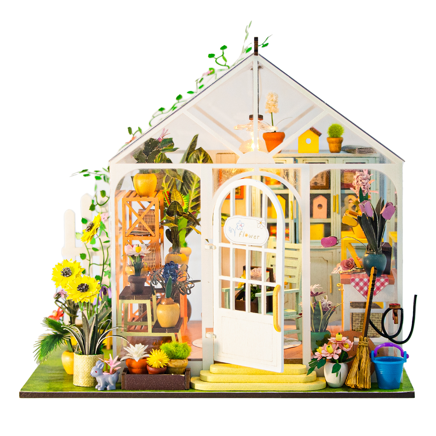 Un diorama di serra in miniatura pieno di fiori, piante e mobili.