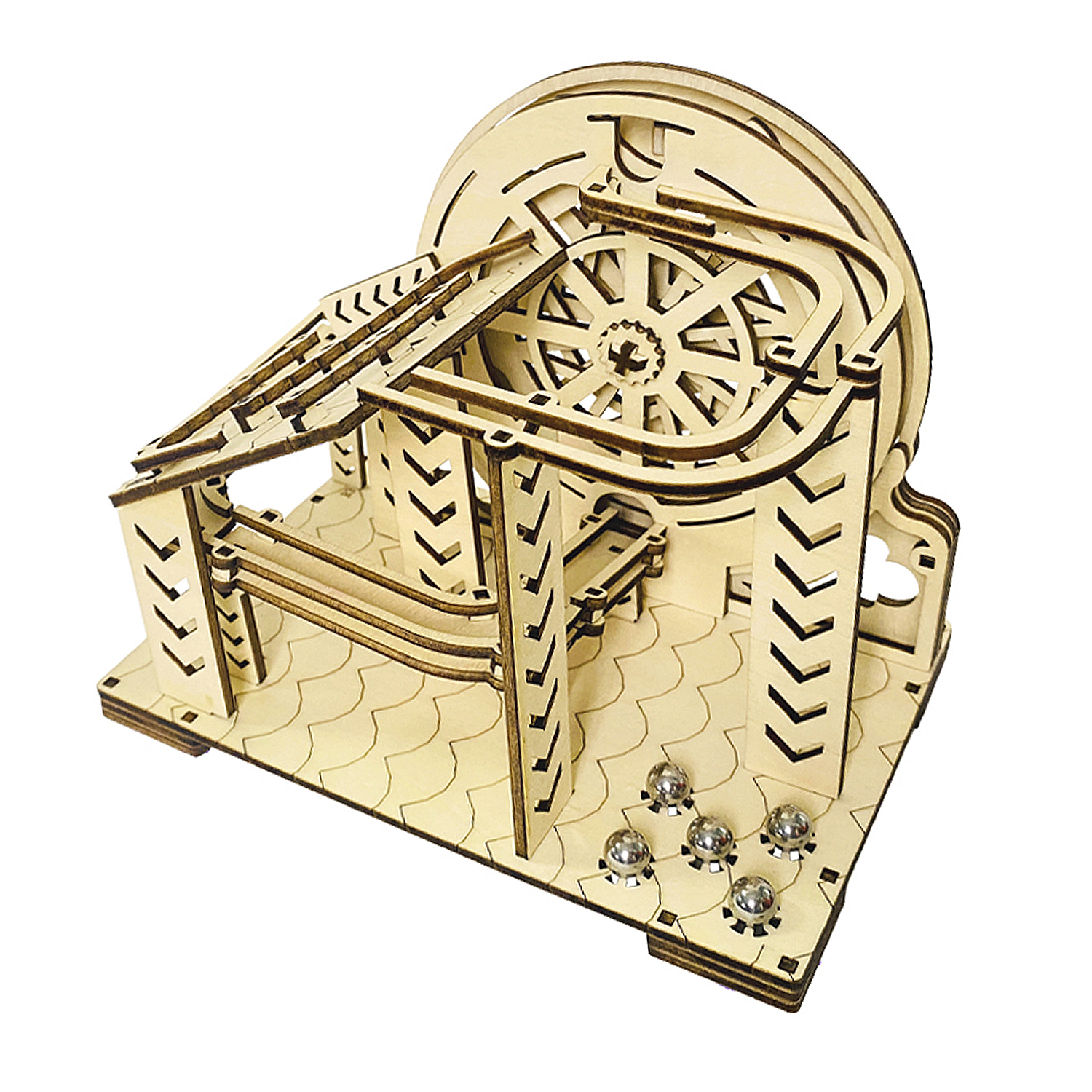 Modello in legno di una pista per biglie con cinque sfere metalliche alla base.