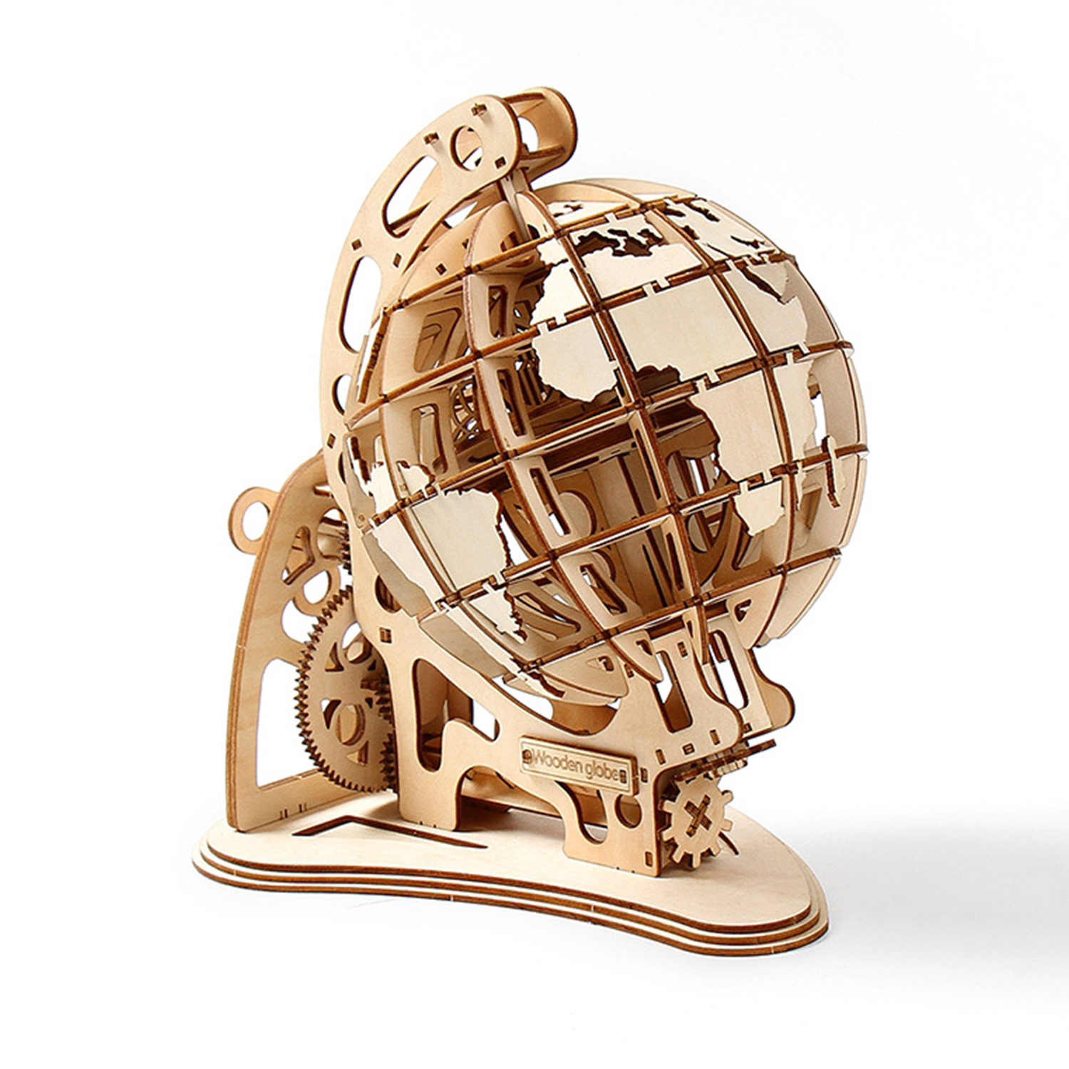 Un modello di globo terrestre in legno con ingranaggi e un supporto su sfondo bianco.