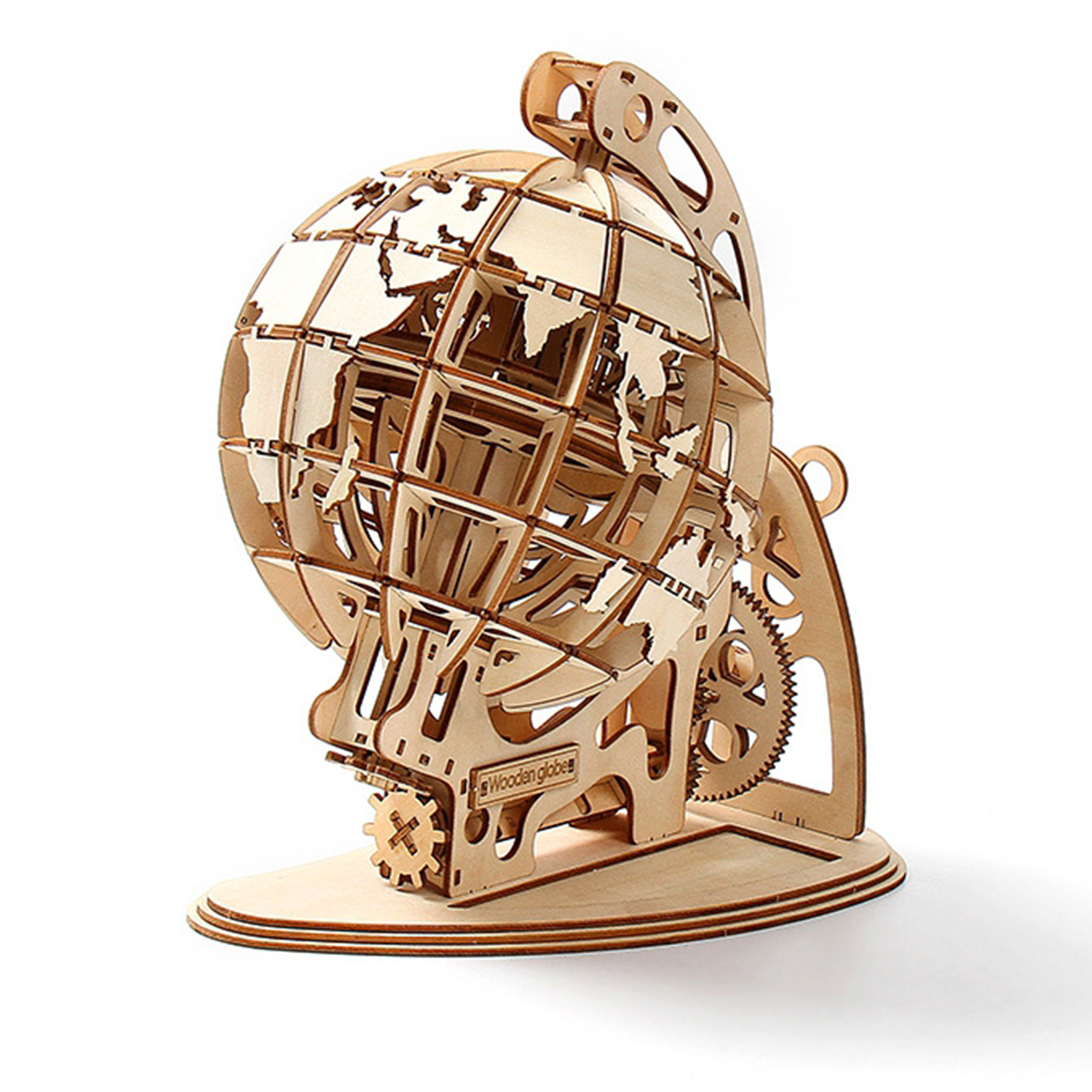 Un modello di globo in legno con ingranaggi e ritagli di mappa del mondo.
