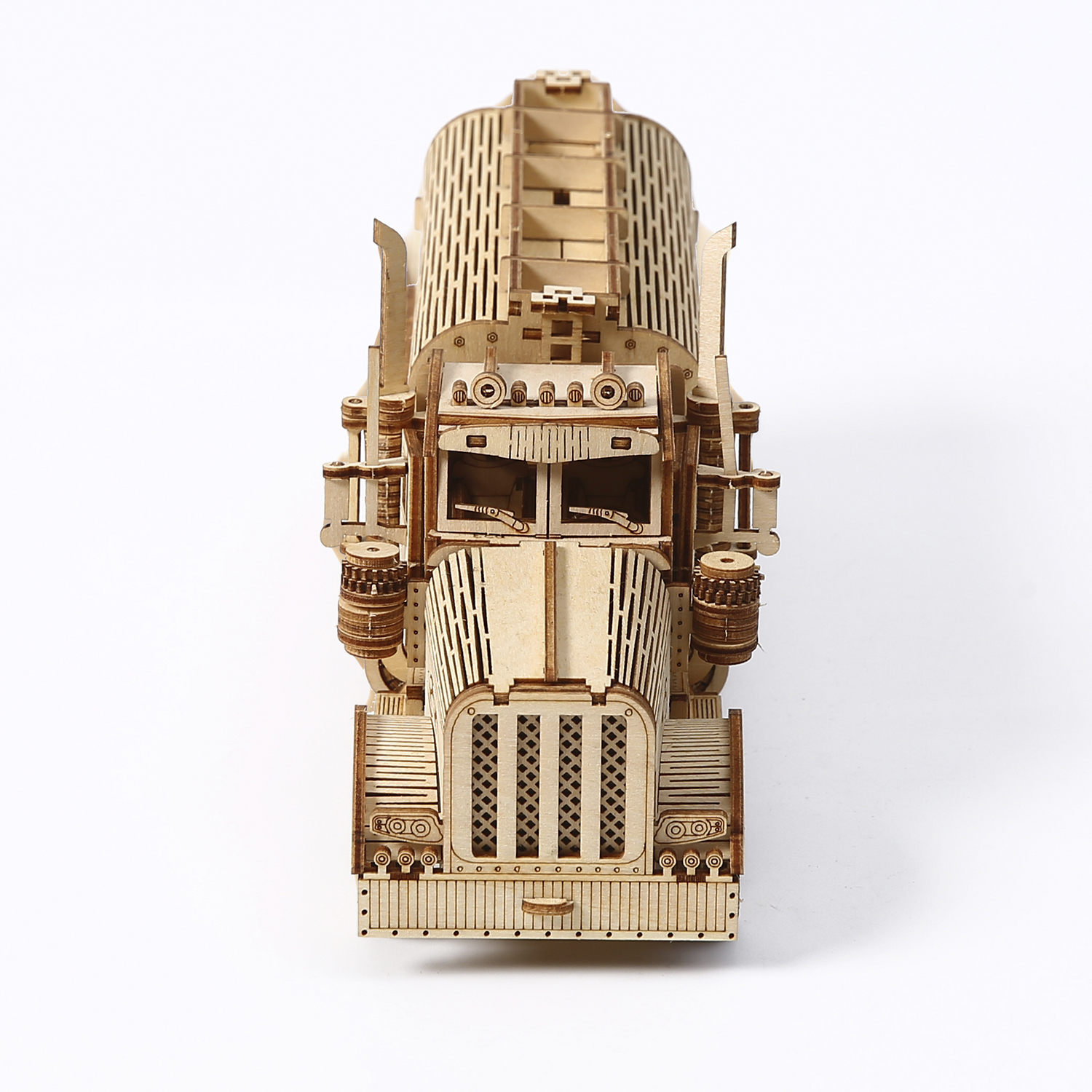 Un modello in legno di un camion cisterna con intricati dettagli meccanici.